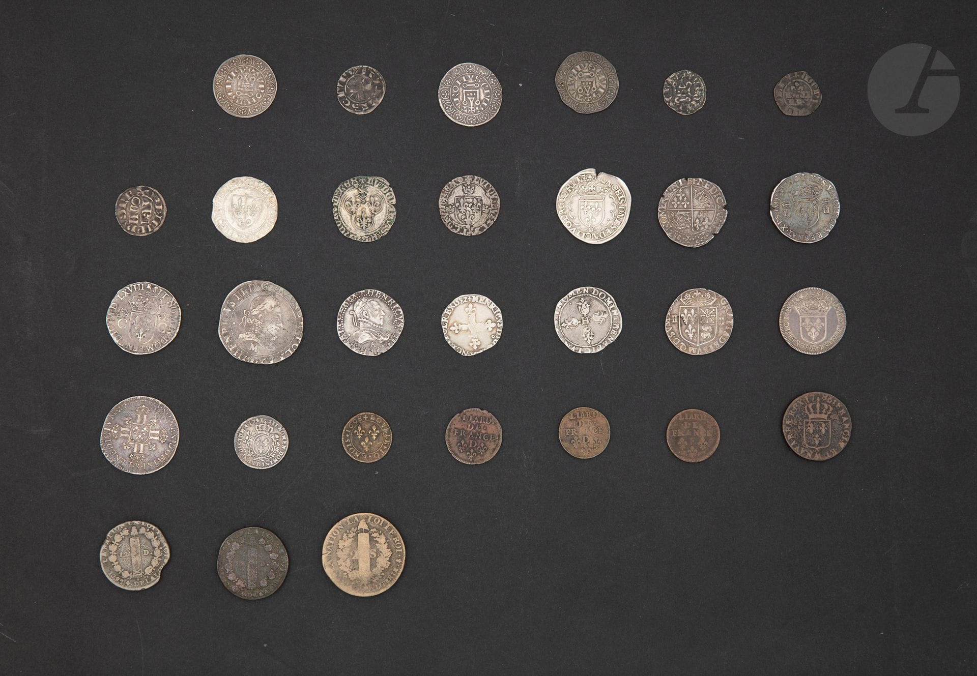 MONNAIES FRANÇAISES 
LOT de 30 monnaies royales françaises de Louis IX: 22 en argent dont gros tournois de Saint-Louis, Philippe IV le Bel (2), teston de François I (2), Henri II, Charles IX, franc et demi-franc de Henri III, 15 sols de Louis XIII, et 8 en cuivre.
TB et TTB