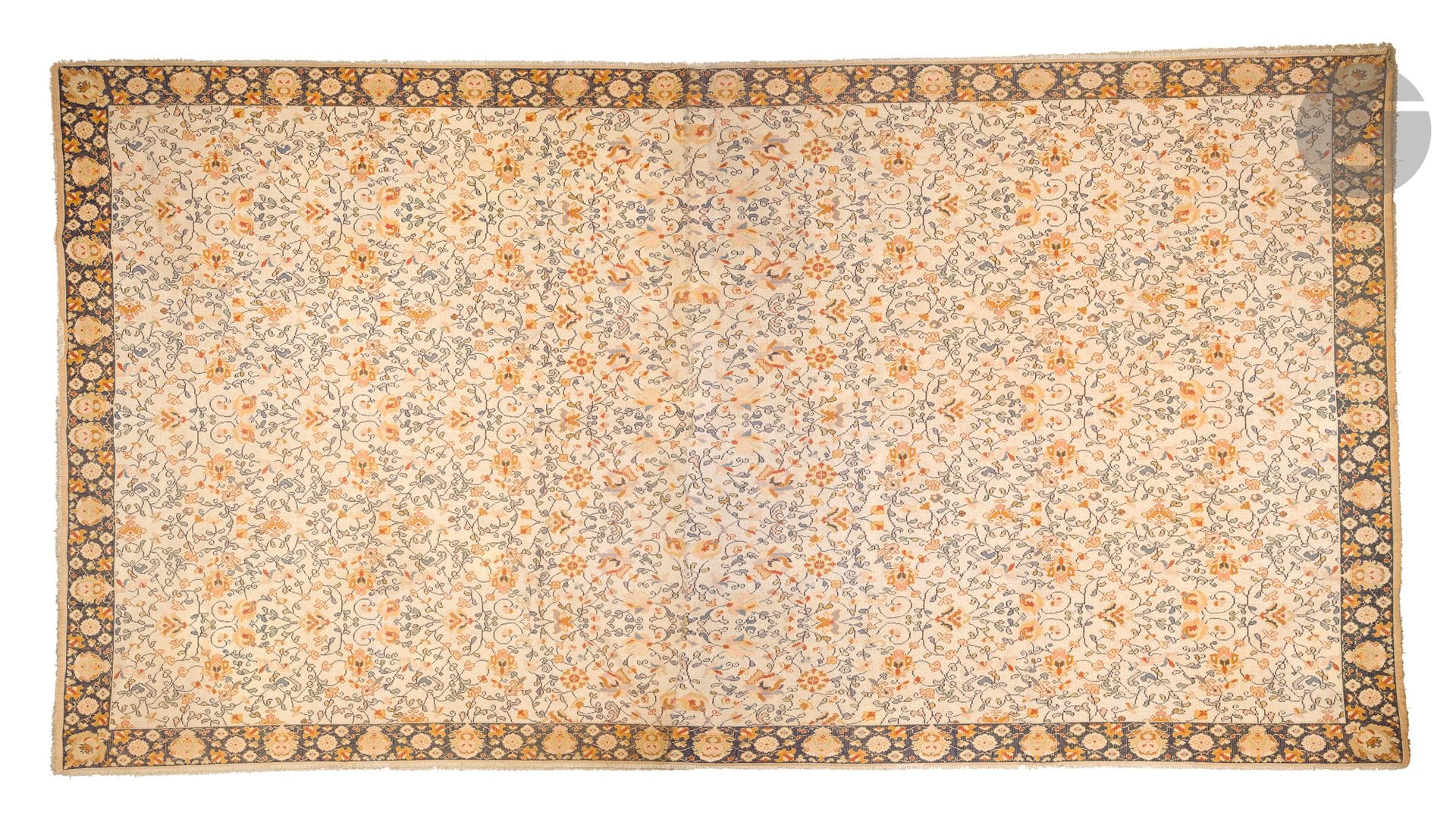 PORTUGAL, Arraiolos factory, 20th century
Large carpet decorated with floral scrolls on an ivory ground, gray-blue border with repeating motifs.
400x600cm
Slight wear.