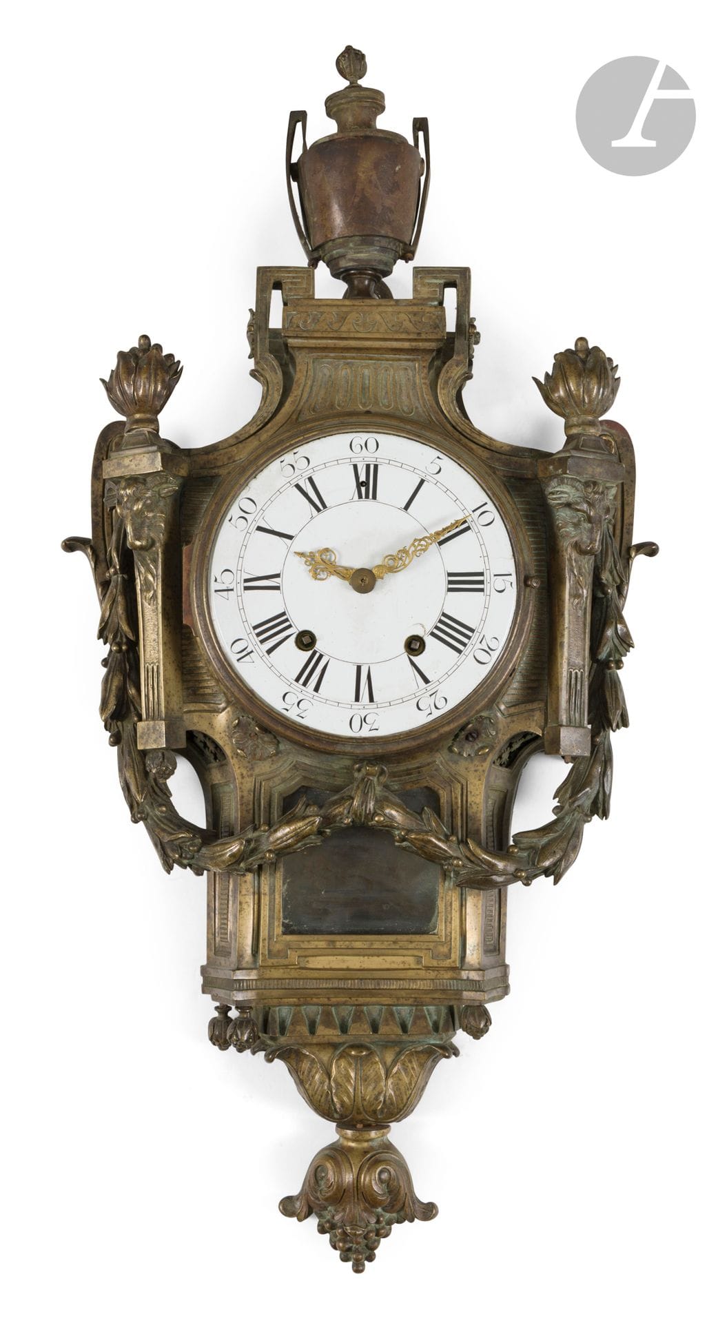 Cartel en bronze à décor de têtes de bélier, guirlande et vase à draperie, le mouvement signé de Balthazar Martinot à Paris; (sans dorure, le cadran et le mouvement associés).
Époque Louis XVI.
H. 80cm, L. 36cm (approx.)