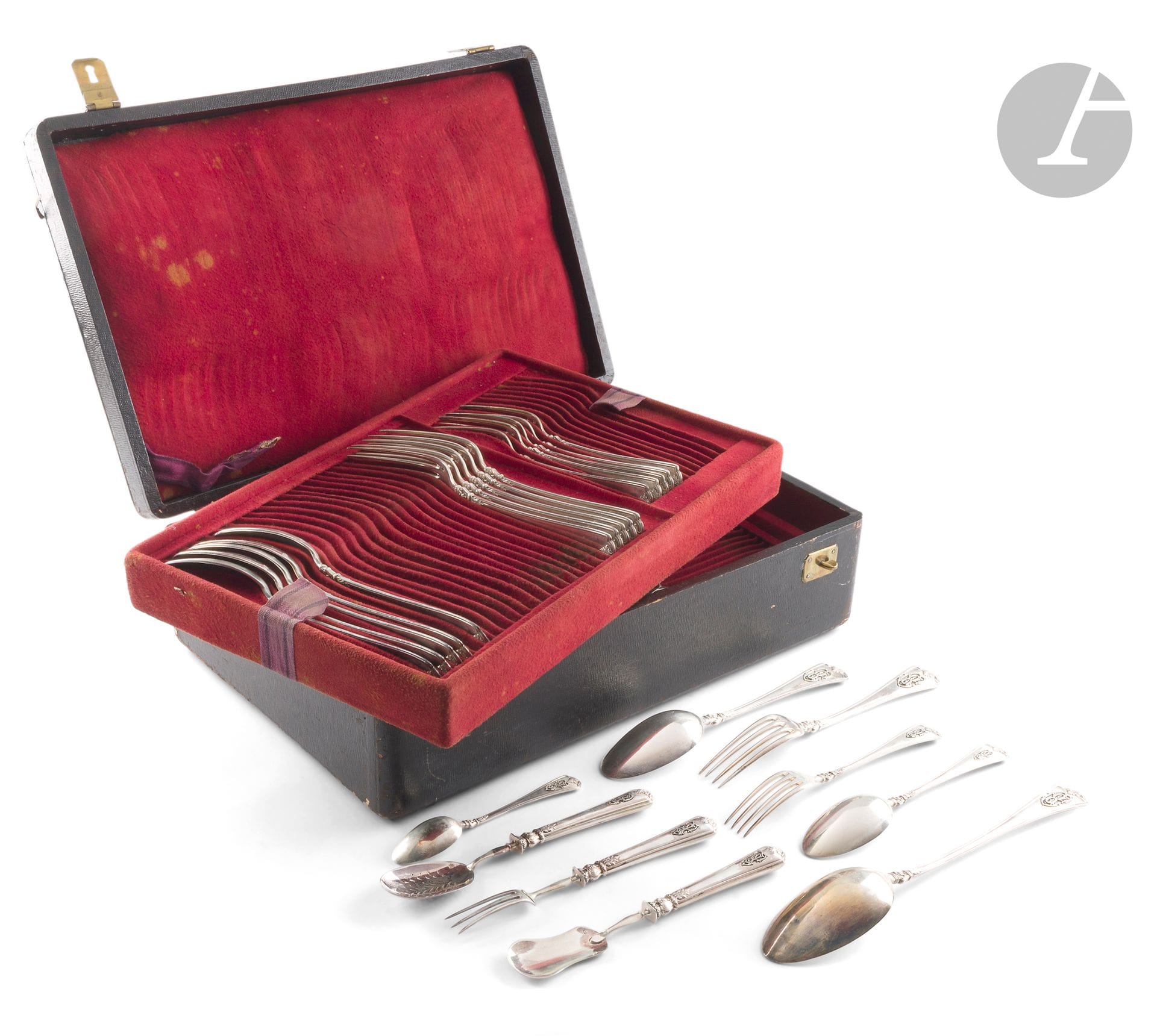 PARIS FIN DU XIXe - DÉBUT DU XXeSIÈCLE
Partie de ménagère en argent dans son coffre en cuir monogrammé BD, modèle de spatule trilobée, rehaussée de feuillages et chiffrée en applique, composée de 35 pièces:
- 6 cuillers de table,
- 6 fourchettes de table,
- 6 cuillers à entremets,
- 6 fourchettes à entremets,
- 6 cuillers à thé,
- 1 cuiller à ragoût,
- 4 pièces de service à confiserie
Poinçon minerve
Orfèvre: Alphonse DEBAIN
Poids net: 1892g - poids brut: 174 g
