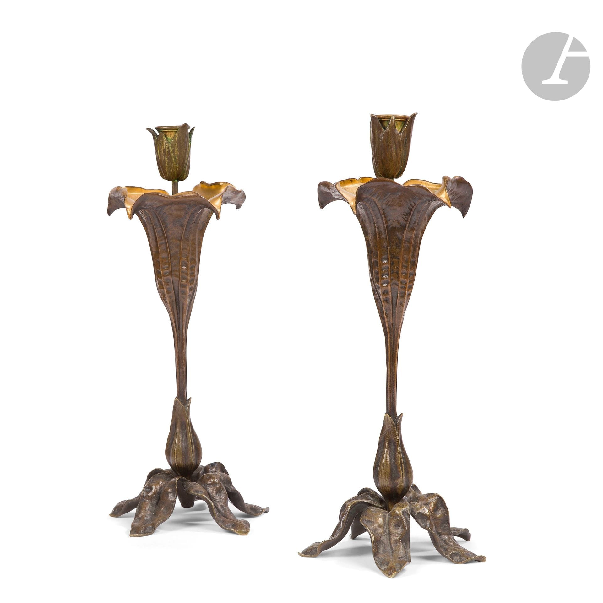 TRAVAIL ART NOUVEAU – COLLECTION MADAME X.
Daturas
Paire de hauts bougeoirs. Épreuves en bronze à double patine; brune sous toute la surface, dorée sur les intérieurs. H.35cm