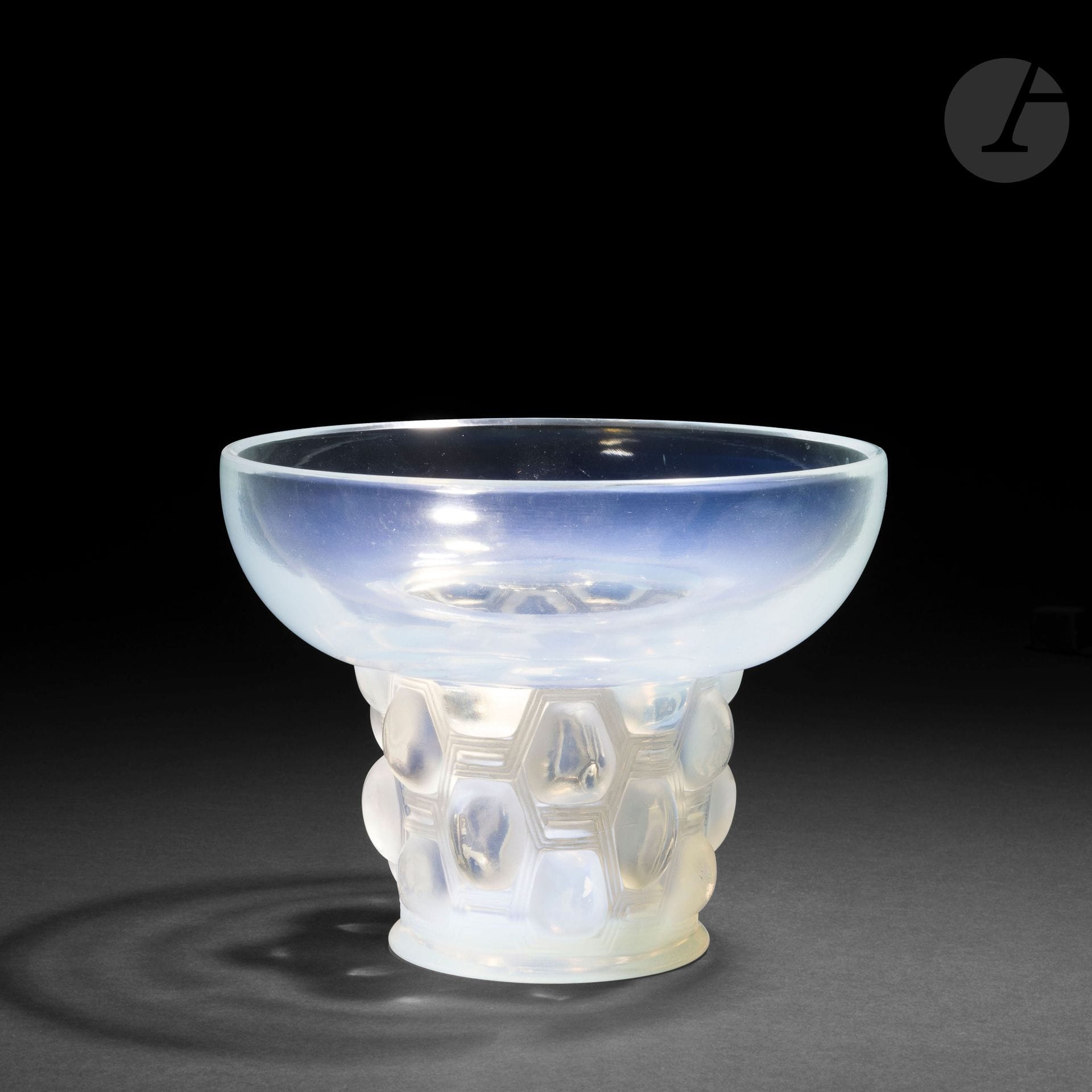 RENÉ LALIQUE (1860-1945)
Beautreillis dit aussi Cabochons, le modèle créé le [16 février 1927], non continué après 1947
Vase sur pied a motif titre en relief. Épreuve en verre opalescent soufflé-moulé (Réf. Marcilhac 989). Signé R. LALIQUE France en intaille sous la base. H.14,5cm – D.18,5cm