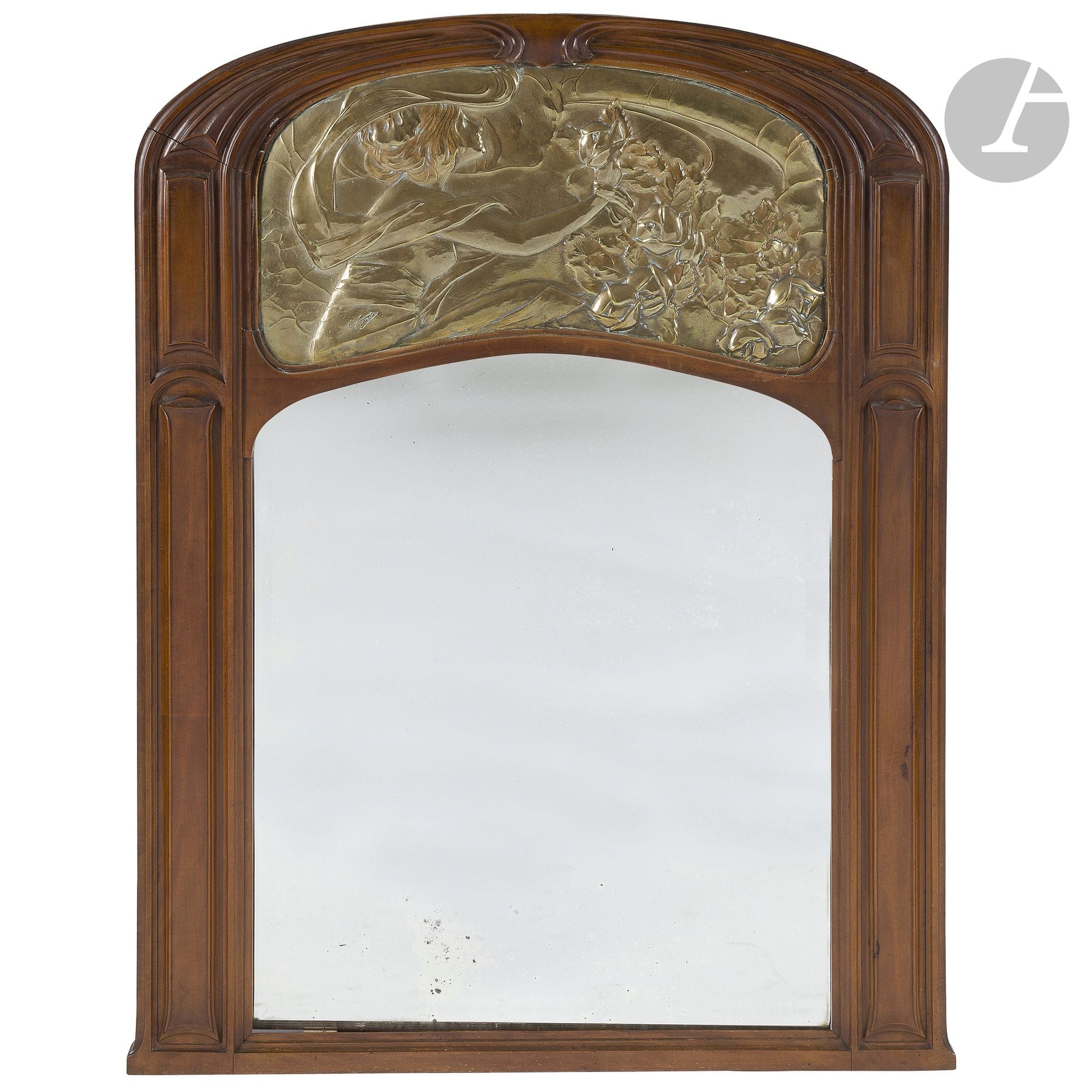 ABEL LANDRY (1871-1923) POUR LA MAISON MODERNE 
L’Élégante au rosier, vers 1903
Miroir à trumeau; la partie haute cintrée. L’encadrement en hêtre teinté aux motifs curvilignes sculptés. Le fronton reçoit un panneau en bronze anciennement patiné au motif titre en haut-relief. Miroir biseauté d’origine. Époque Art nouveau. État d’usage, usures et manques à la patine du bronze, des fentes aux angles. Signé A. LANDRY, sur la partie en bronze. H.148cm – L.108cm

Bibliographie:
Alastair Duncan – The Paris Salons. 1895-1914. Volume III: Furniture – Éditions Antique Collectors’ Club, 1999. Un modèle de miroir identique ou notre miroir reproduit page 354.