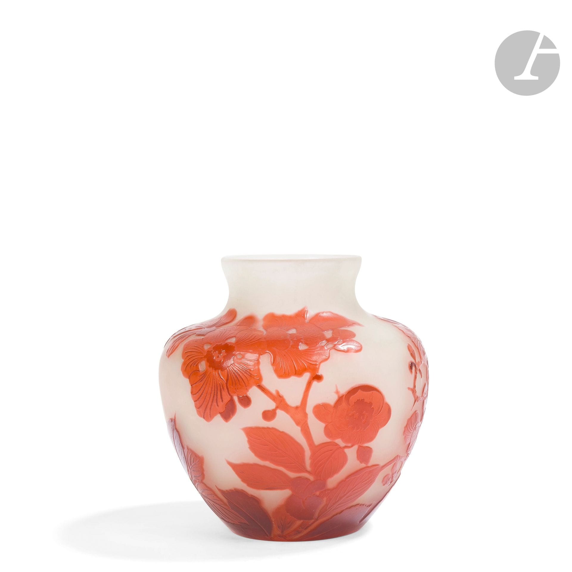 ÉTABLISSEMENTS GALLÉ (1904-1936)
Anémones
Vase balustre à col légèrement évasé. Épreuve en verre multicouche au décor titre tournant dégagé à l’acide et traité ambre-rouge sur fond gris-blanc légèrement opalescent. Signé GALLÉ, en réserve gravé en camée à l’acide. H.12cm