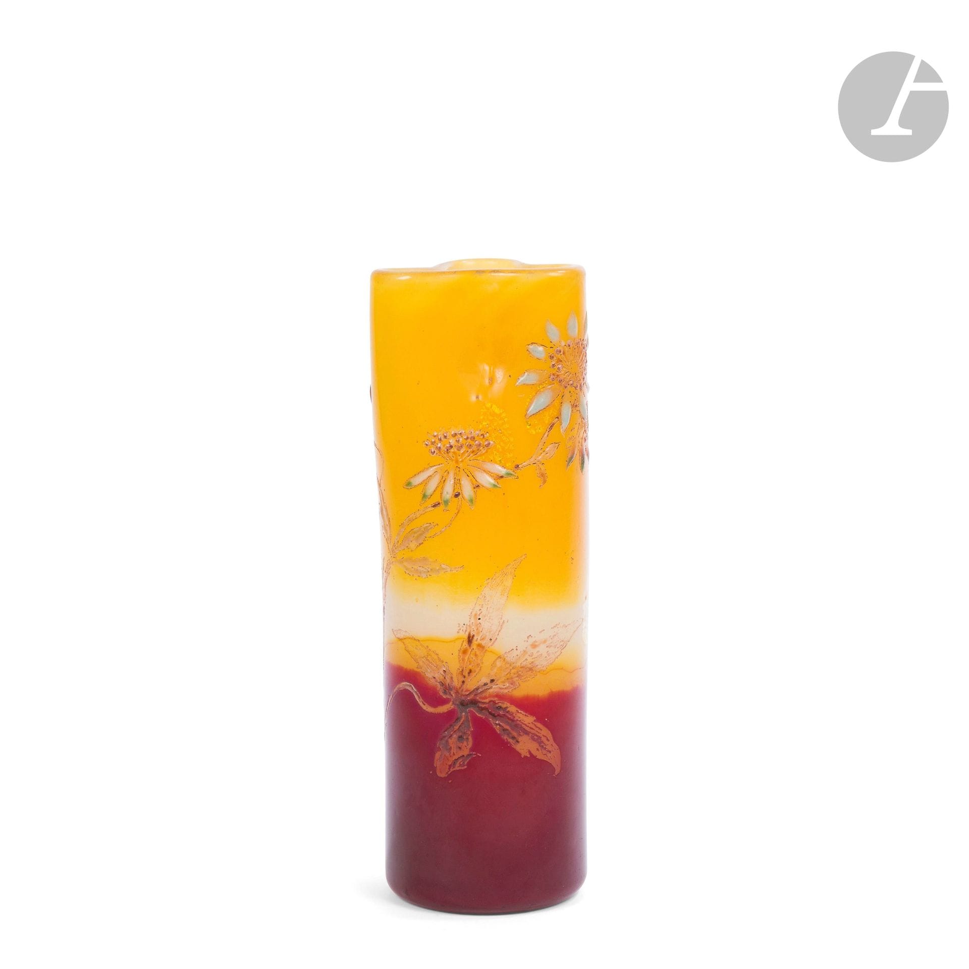 ÉMILE GALLÉ (1846-1904) – COLLECTION MADAME X.
Tournesols sauvages
Vase cylindrique; le col pincé et trilobé. Épreuve en verre multicouche au décor gravé à l’acide puis rehaussé aux émaux polychromes et à l’or sur fond aux colorations traitées par niveaux, bordeaux, blanc laiteux, jaune. Les motifs floraux sont enrichis de feuilles métalliques éclatées éparses en inclusions. Signé GALLÉ – Modèle et décor déposés, en gravure sous la base. H.22cm

Bibliographie et œuvre en rapport:
Alastair Duncan et Georges de Bartha – Gallé le verre – Bibliothèque des arts, Paris, 1985. Variante reproduite page 38.