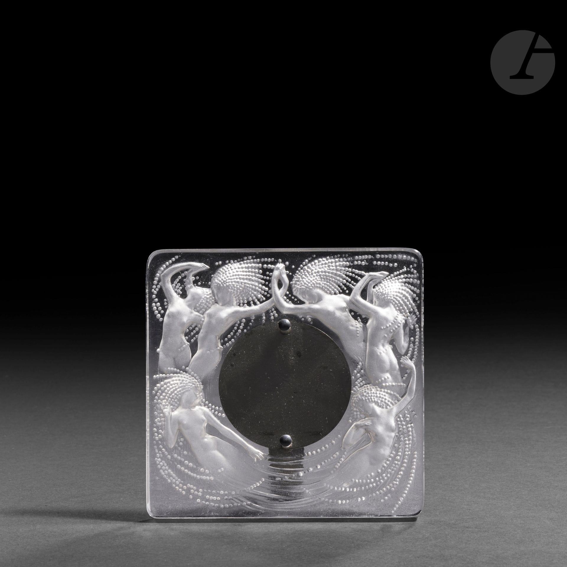 RENÉ LALIQUE (1860-1945)
Naïades, le modèle créé en [1926] non repris après 1947
Cadre porte-photo; le décor titre en creux au dos. Épreuve en verre blanc moulé-pressé (Réf. Marcilhac 264). Complet de son chevalet d’origine en métal. Signé R. LALIQUE sur la tranche sous la base. H.11,5cm – L.1,5cm