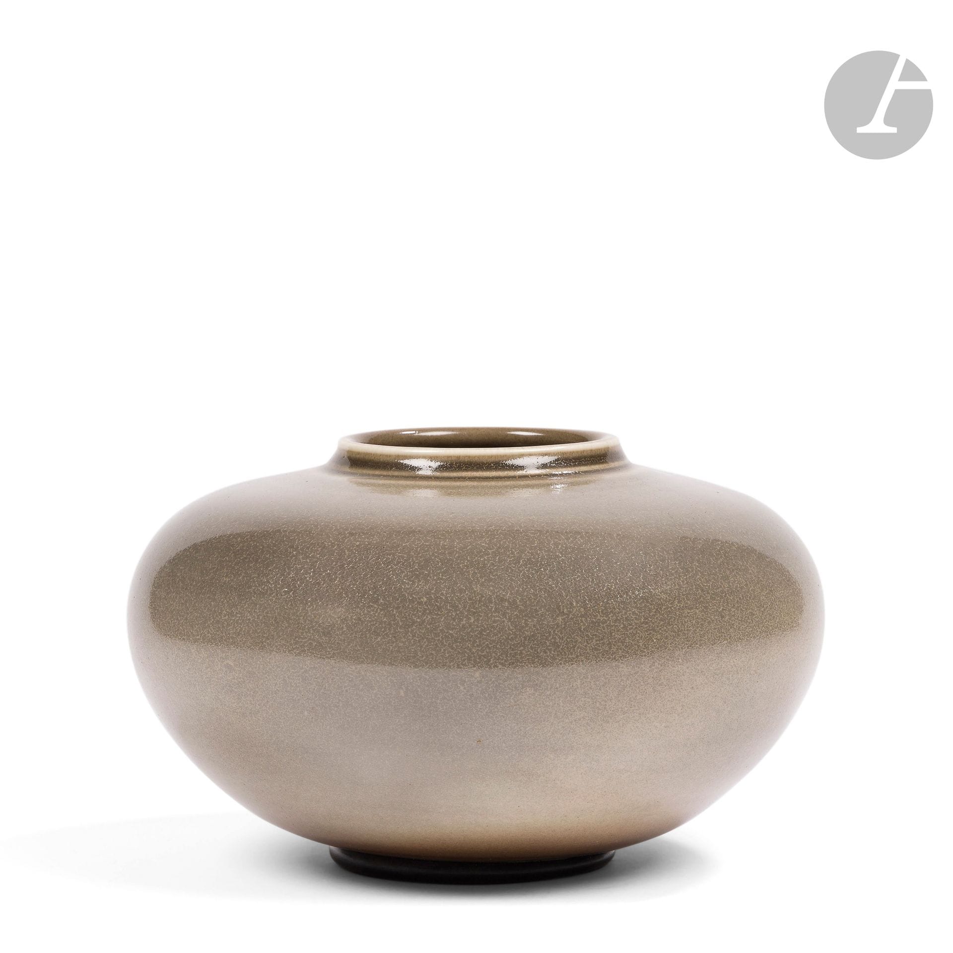 MAURICE GENSOLI (1892-1973)
Rare flattened baluster vase with slightly protruding annular neck. Proof in turned porcelain paste with hare's-hair enamel. The base is encircled with patinated bronze. Monogram stamped under the base. H.13cm - D.21cm