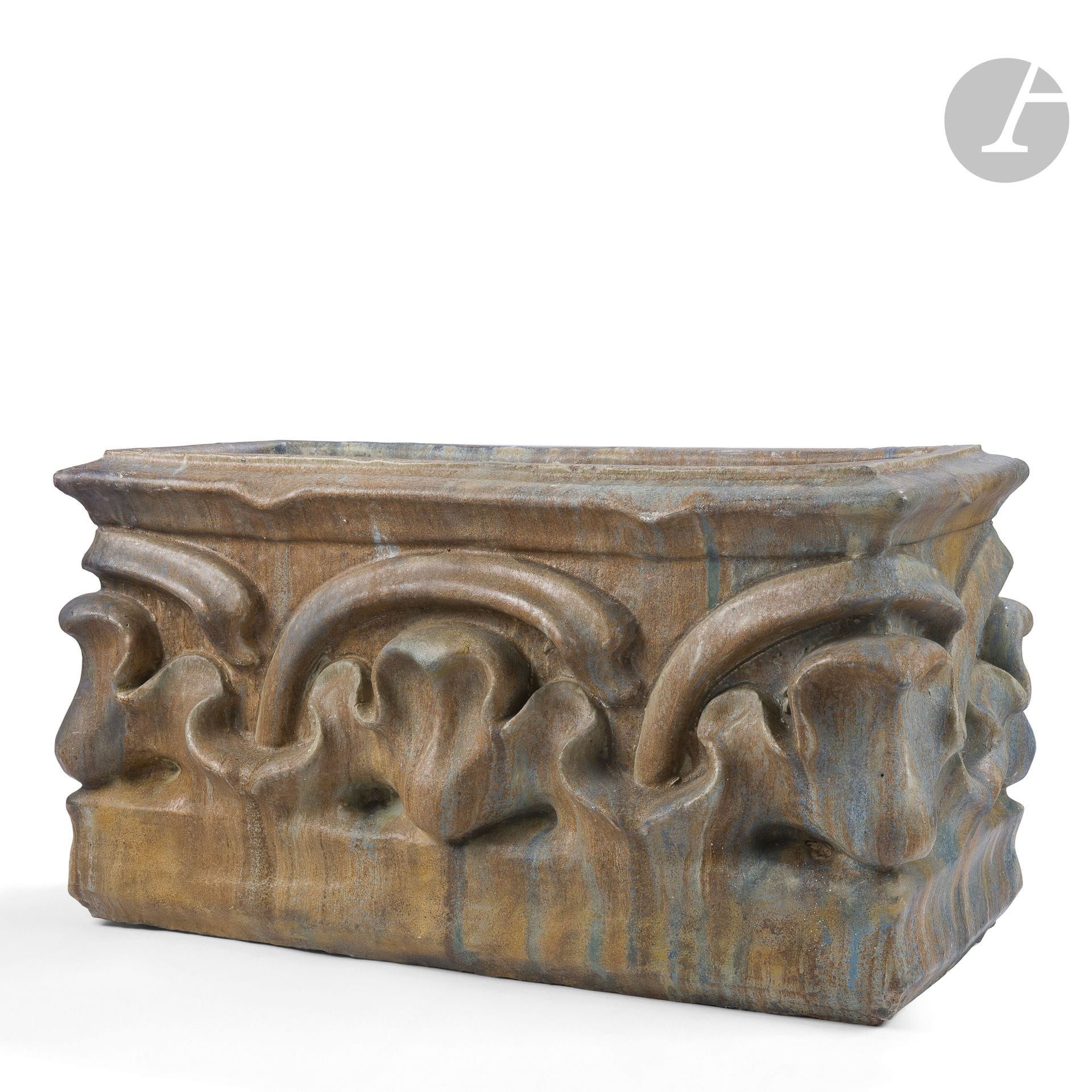 ALEXANDRE BIGOT (1862-1927)
Motifs organiques et Coup de fouet, modèle conçu vers [1898] pour un bâtiment érigé par l’architecte Cintrat, les motifs ornementaux à rapprocher de ceux utilisés par l’artiste pour son stand à l’Exposition Universelle, Paris, 1900
Importante jardinière quadrangulaire; les motifs de type titre en très haut-relief sur les quatre faces. Épreuve en grès dit flammé; émaillé polychrome, beige, bleu, vert. Vers 1898. Petites restaurations éparses. H.32cm – L.60cm – P.28cm

Bibliographie:
Hélène Bédague – Alexandre Bigot, chimiste et céramiste – Éditions Louvre Victoire, Paris, 2016. Une jardinière identique figurant sur une archive reproduite page 203, des jardinières identiques reproduites à la même page.