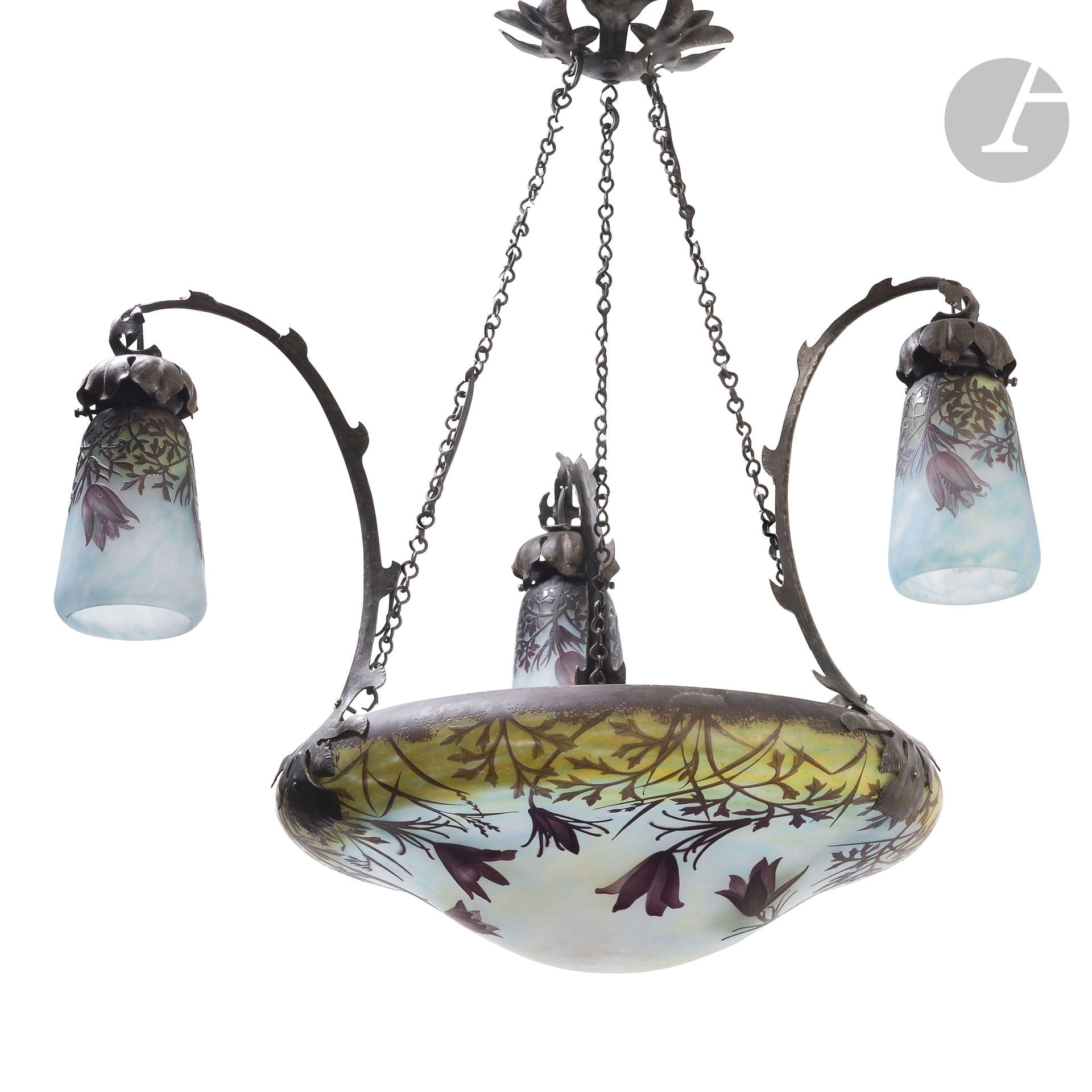 DAUM NANCY FRANCE – COLLECTION MADAME X.
Pulsatiles et anémones noires
Suspension à quatre lumières; une vasque centrale et trois tulipes. La coupe d’éclairage et les tulipes en verre multicoucheau décor titre dégagé à l’acide et traité gris anthracite violacé sur fond marmoréen bleu nuancé de jaune. La monture constituée de trois suspentes, d’un cache-bélière et de trois bras curvilignes en fer forgé patiné aux motifs feuillagés. Chaque verrerie signée à l’écusson DAUM Nancy France à la Croix de Lorraine, en réserve gravé en camée à l’acide. H.55cm – D.coupe: 42cm

Bibliographie et œuvre en rapport:
Clotilde Bacri – Daum – Éditions Michel Aveline, Paris, 1992. Une lampe de la même série que notre suspension reproduite page 138.