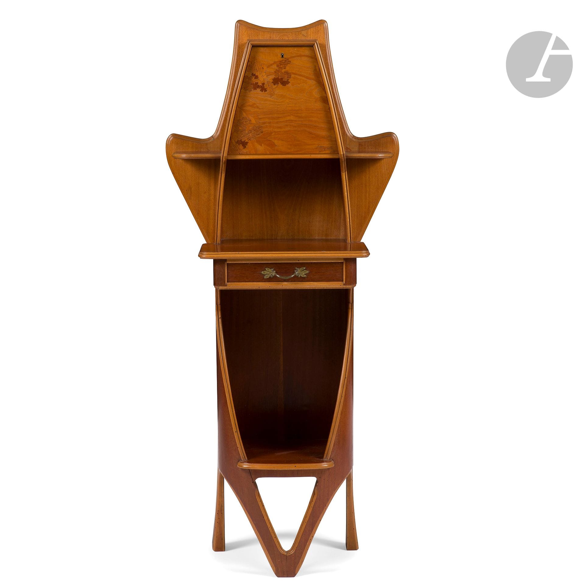 LOUIS MAJORELLE (1859-1926) - COLLECTION MADAME X.
Cherry blossom tree
Astonishing mahogany veneered cabinet with molded and stained beech molding on all sides. The front base is openwork with a V; the central entablature opens with a drawer; the upper part is ogival with a scalloped edge to accommodate a flap with a title décor in precious and indigenous wood marquetry. The drawer handle and key evoke a bronze flower. Art nouveau period. Restorations (two small grafts to the veneer), pest holes. Signed and located MAJORELLE Nancy lower right of the flap. H.145cm - W.64cm - D.38cm