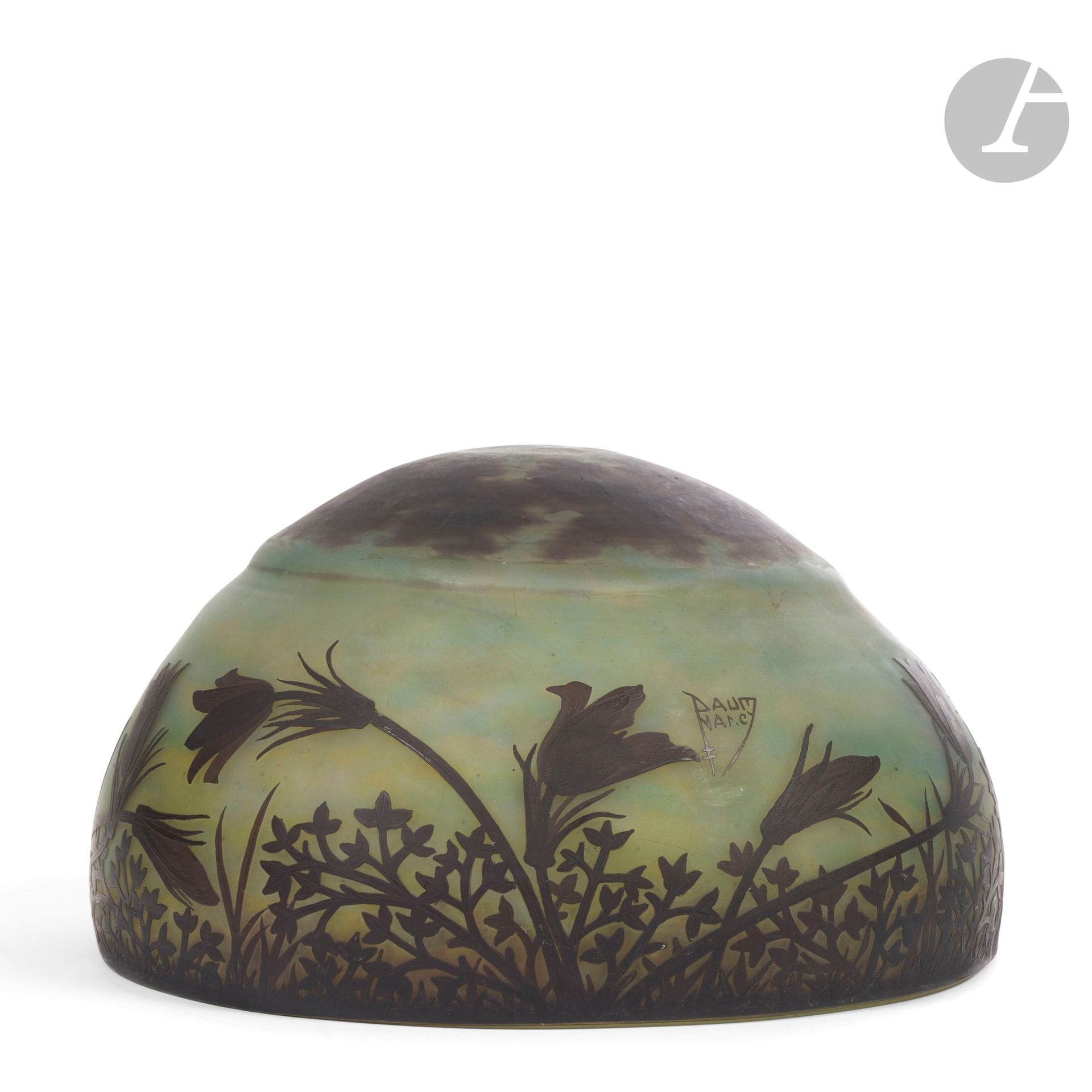 DAUM NANCY – COLLECTION MADAME X.
Pulsatiles et anémones noires
Abat-jour d’une importante lampe de table. Épreuve en verre multicoucheau décor tournant dégagé à l’acide et traité noir sur fond marmoréen vert et jaune, le sommet tacheté de noir. Signé à l’écusson DAUM Nancy à la Croix de Lorraine, en réserve gravé en camée à l’acide. H.20cm – D.31cm

Bibliographie et œuvre en rapport:
Clotilde Bacri – Daum – Éditions Michel Aveline, Paris, 1992. Une lampe complète de son pied et de la même série reproduite page 138.