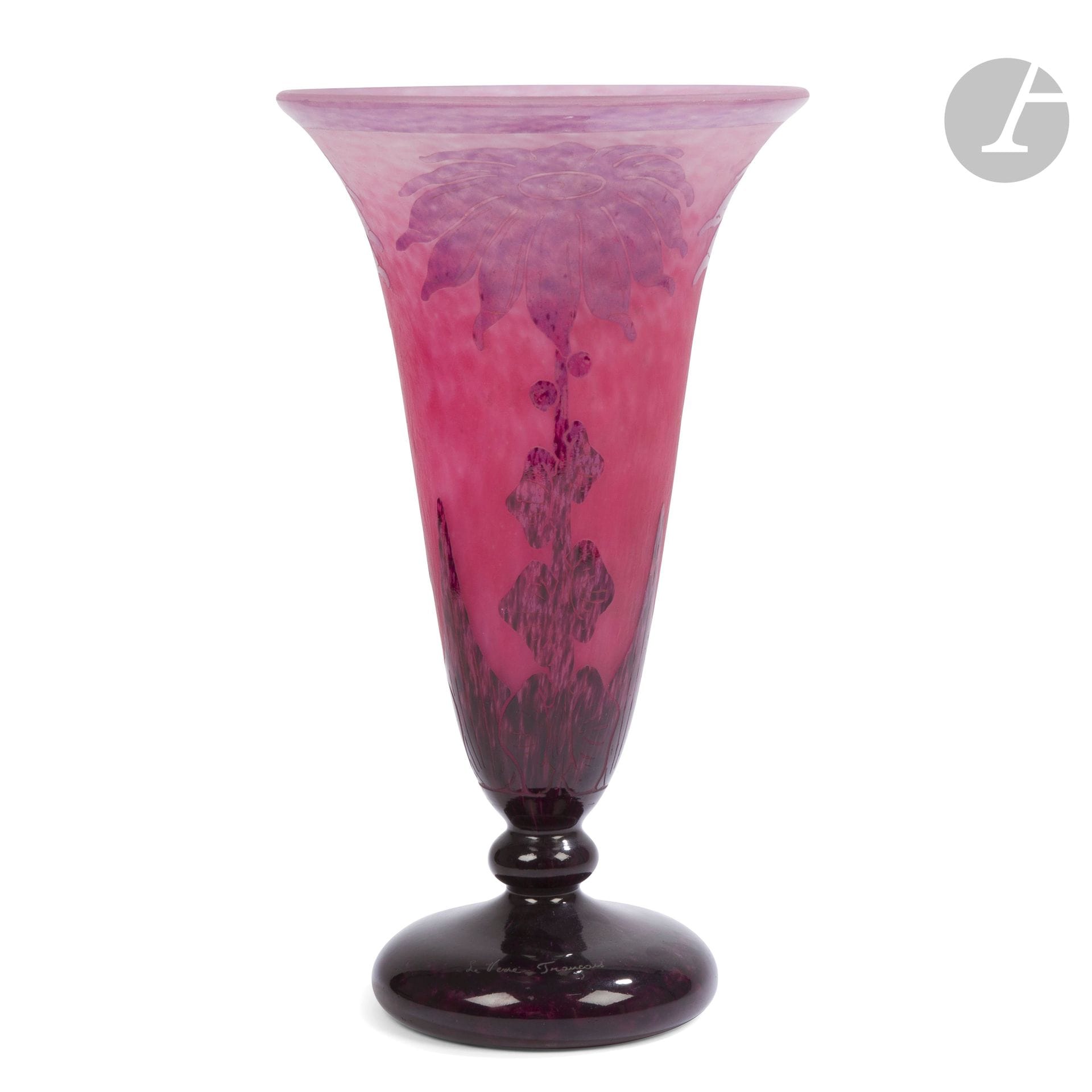 LE VERRE FRANÇAIS
Dahlias, circa1923-26
Haut vase cornet sur piédouche. Épreuve en verre multicouche dégagé à l’acide au décor traité violet et écaille-aubergine sur fond rose nuancé de lie de vin; la base aubergine. Signé LE VERRE FRANÇAIS, en gravure vers la base. H.35,5cm