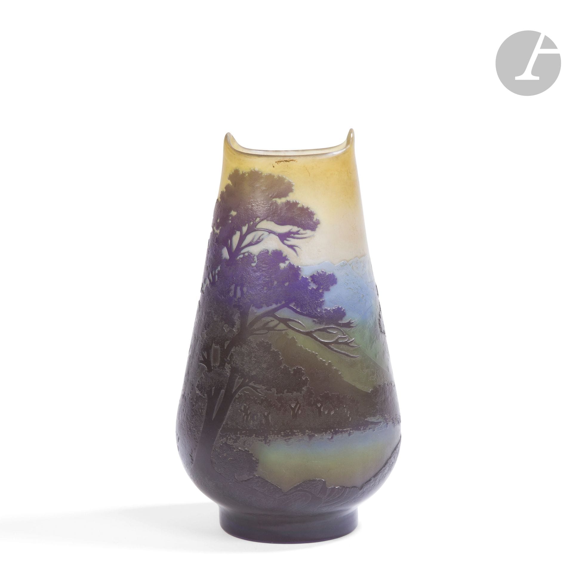 ÉTABLISSEMENTS GALLÉ (1904-1936)
Paysage vosgien 
Vase piriforme méplat sur talon; le col étiré à la pince. Épreuve en verre multicouche au décor titre tournant dégagé à l’acide et traité noir, bleu et vert sur fond jaune. Signé GALLÉ, en gravure vers la base. H.19,7cm
