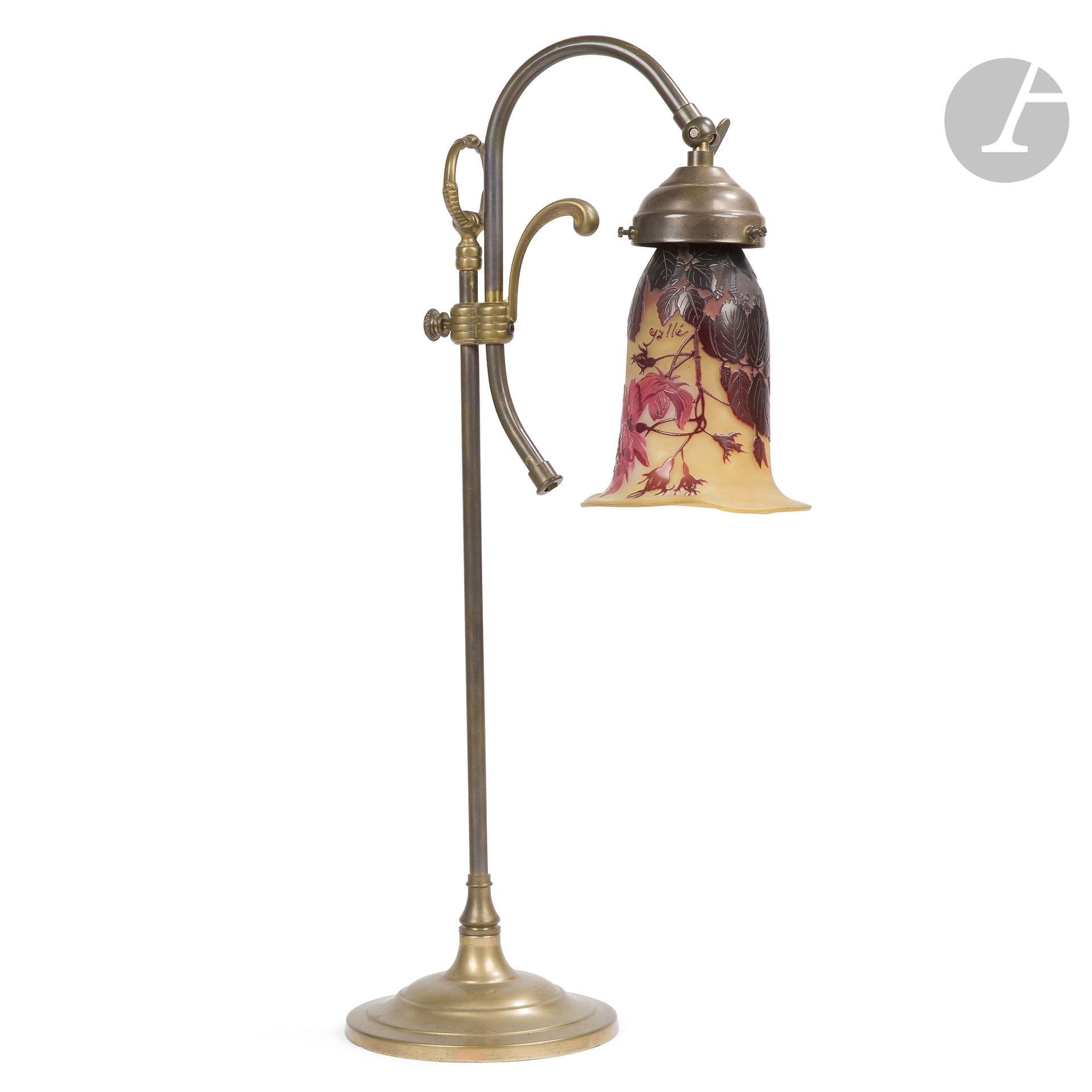 ÉTABLISSEMENTS GALLÉ (1904-1946) & TRAVAIL FRANÇAIS
Roses
Tulipe d’éclairage; montée postérieurement sur un pied afin de former lampe de bureau. Épreuve en verre multicoucheau décor titre dégagé à l’acide et traité rouge et grenat sur fond jaune. Édition ancienne vers 1920. On y joint un pied en laiton et bronze appairé postérieurement à cette tulipe afin de former lampe. Signée GALLÉ, en réserve gravé en camée à l’acide. H.14cm