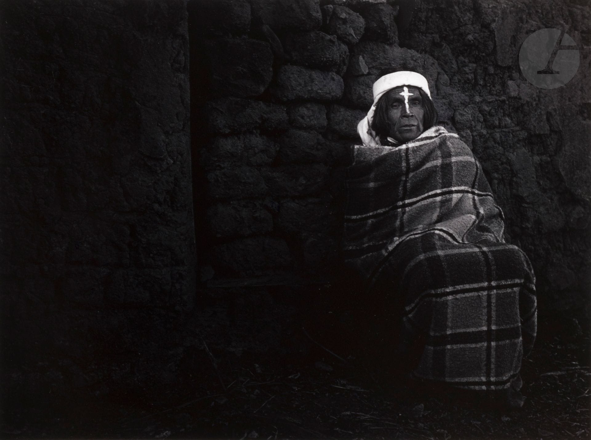 Flor Garduño (1957)
Gobernador Tarahumara. Norogáchic, Mexique, 1991.
Épreuve argentique d’époque, signée, datée, titrée et annotée « Vintage print » au crayon au verso.
Image : 23,3 x 31,5 cm / Feuille : 28 x 35,5 cm

Bibliographie : 
Flor Garduño, Testigos del tiempo, Mexico, Redacta, 1992, ill. 72.