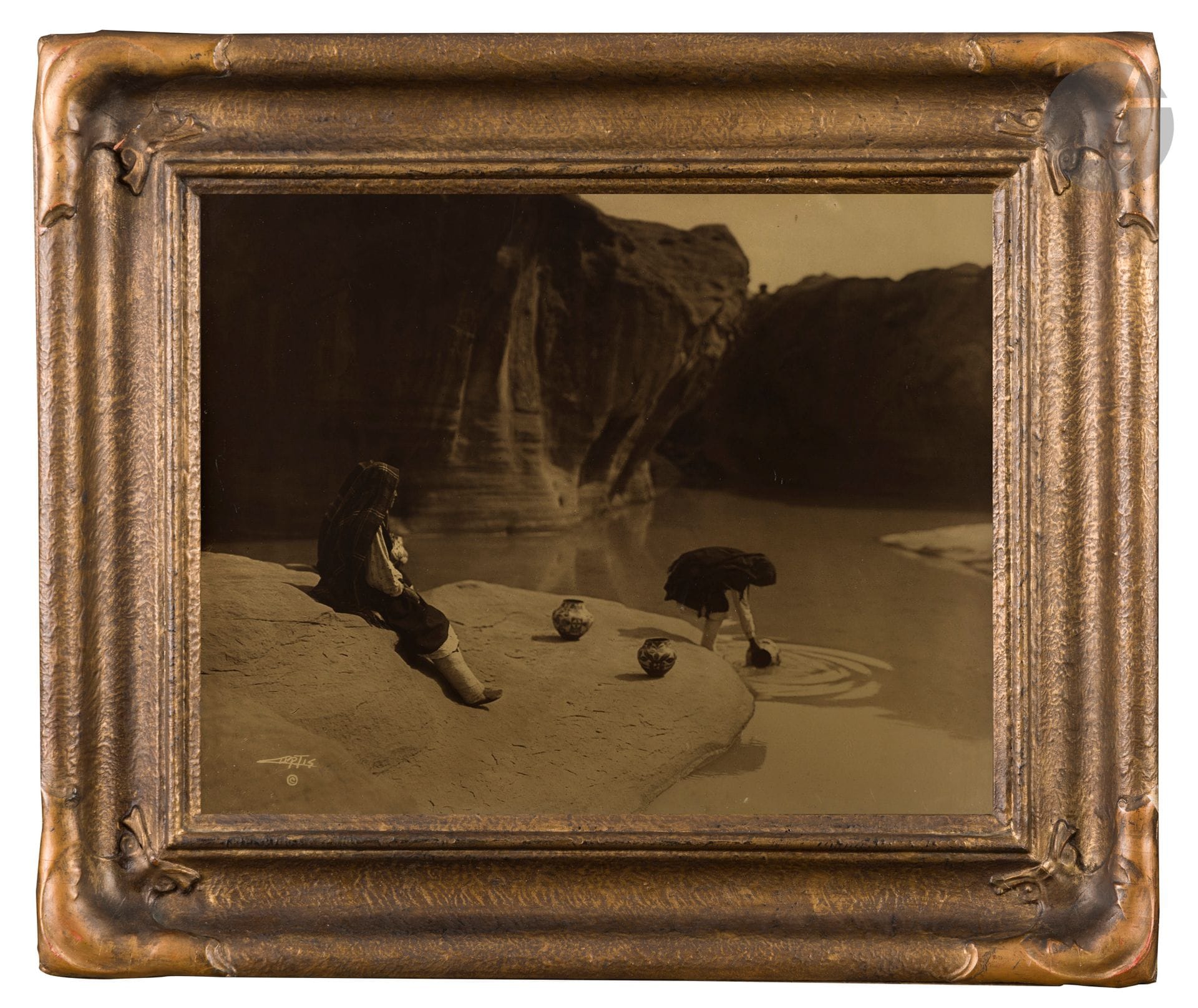 Edward Sherrif Curtis (1868-1952)
At the Old Well of Acoma, 1904.
Orotone dans son cadre d’époque, signé en bas à gauche.
28 x 35,5 cm - cadre

Bibliographie :
E. S. Curtis, The North American Indian; (portfolio 16 : The Tiwa. The Keres), Cambridge, The University Press, 1907-1930, pl. 576.

Importante collection privée française - N°225 à 261