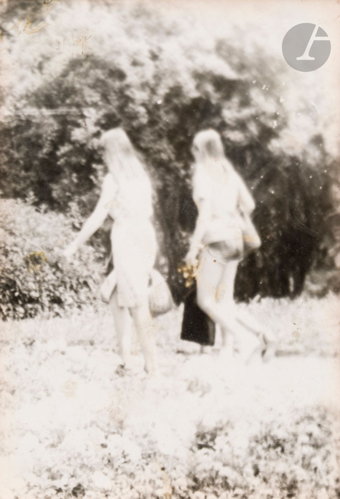 Miroslav Tichy (1926-2011) 
Sans titre [Deux femmes s’en allant], c. 1960-1970.
Épreuve argentique d’époque, contrecollée sur papier argentique et sur carton. 
12,7 x 8,8 cm - cadre