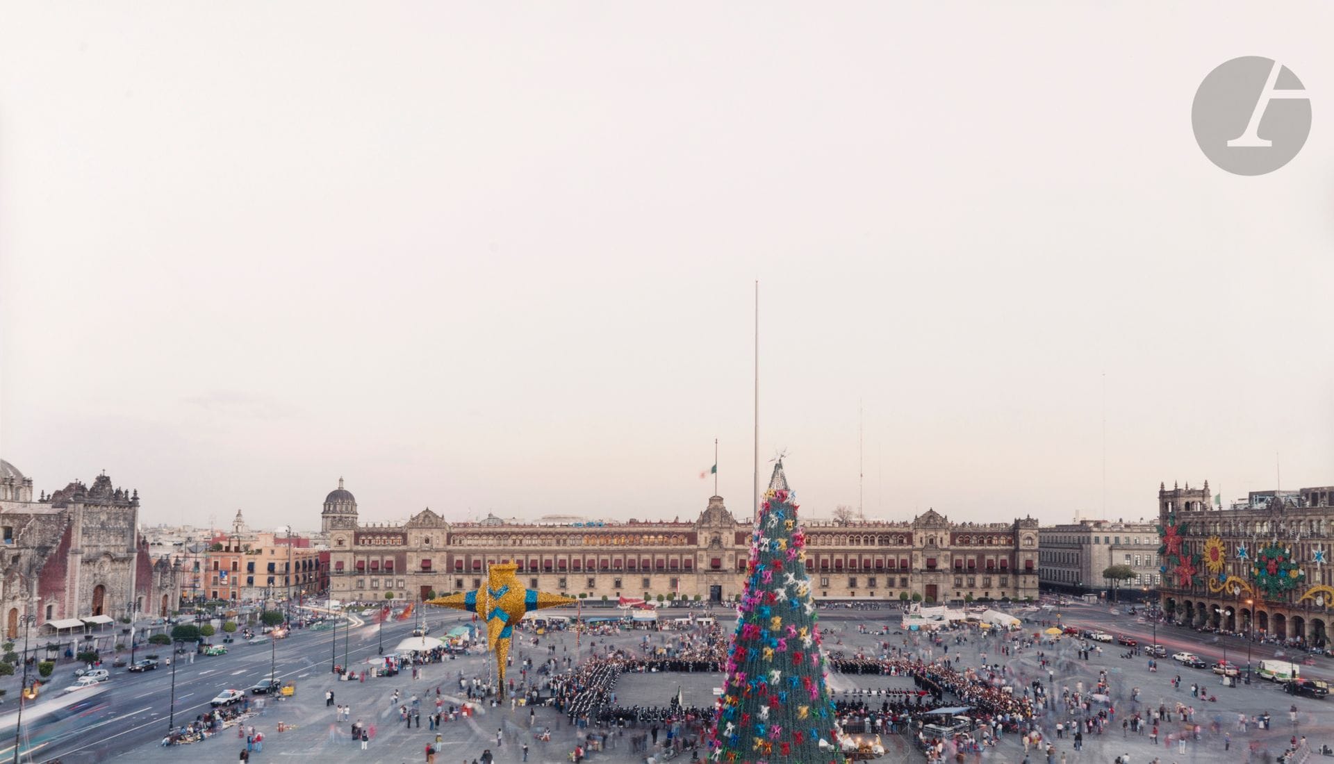 Sze Tsung Leong (1970)
Zocalo, Mexico D. F., 2006.
Épreuve chromogénique, contrecollée sur aluminium, signée sur étiquette avec titre, date et numérotation à 10 exemplaires (+ 2 A.P.) au verso du montage. Étiquette de la Yossi Milo Gallery au verso du cadre. L’œuvre est accompagnée de son certificat d’authenticité signé par le photographe. 
Image : 30,5 x 55,5 cm / Feuille : 35,5 x 61 cm - cadre

Provenance : 
Yossi Milo Gallery, New York.

Succession de Madame X, Paris - N°404 à 427