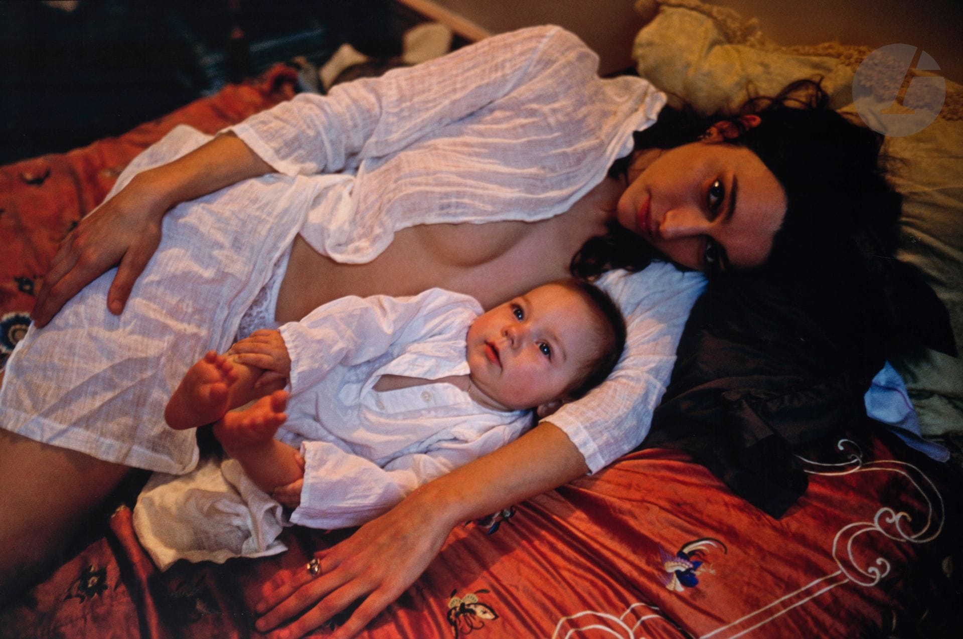 Nan Goldin (1953) 
Reine lying with Aeone on my guest bed. Paris, 2001. 
Épreuve chromogénique, contrecollée sur aluminium. Édition de 15 exemplaires. 
70 x 101,5 cm - cadre

Importante collection privée française - N°225 à 261