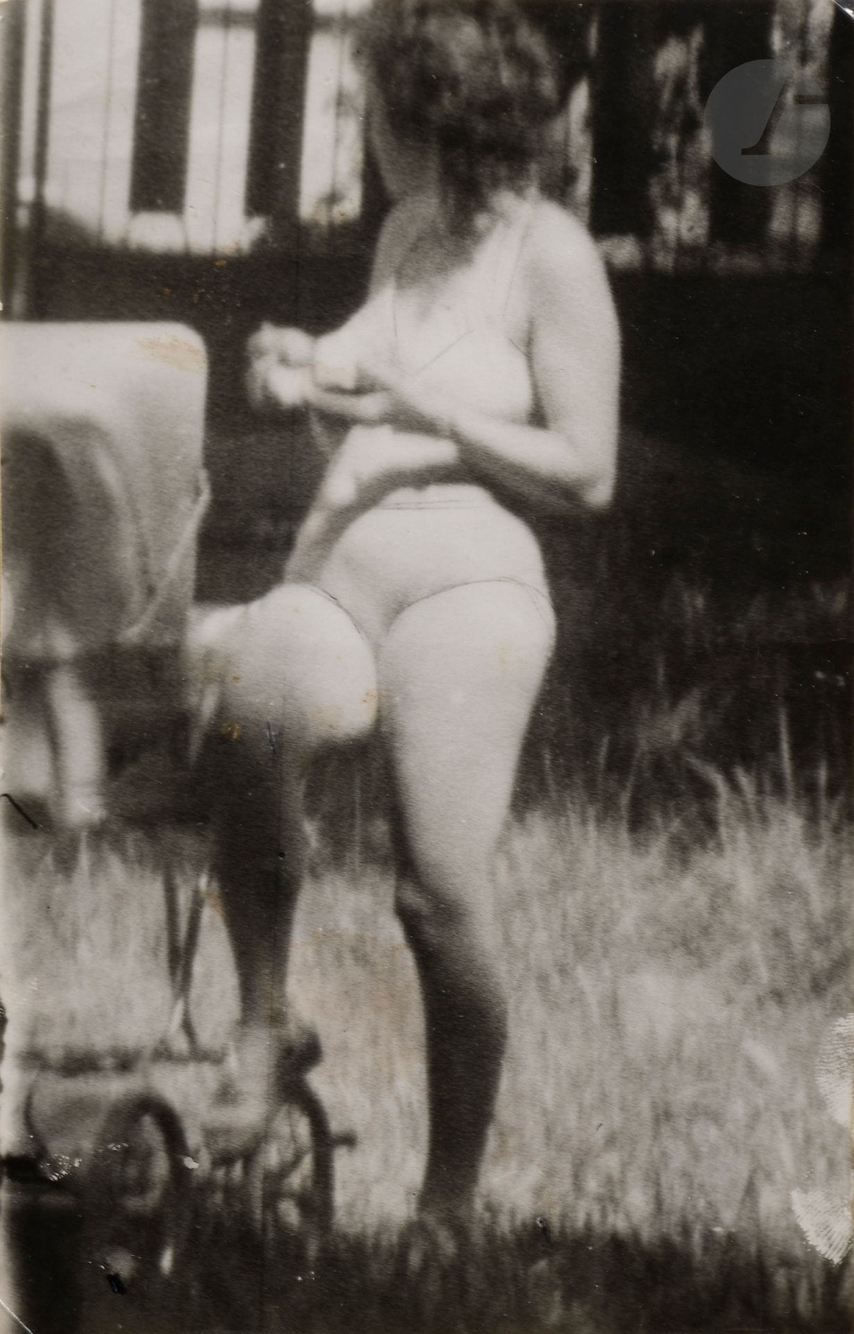 Miroslav Tichy (1926-2011)
Untitled [woman in bathing suit], c. 1960-1970.
Vintage silver print, mounted on card. 
17 x 10.7 cm - frame 

Provenance: 
Former Jiří Olič collection (Czech writer and critic)