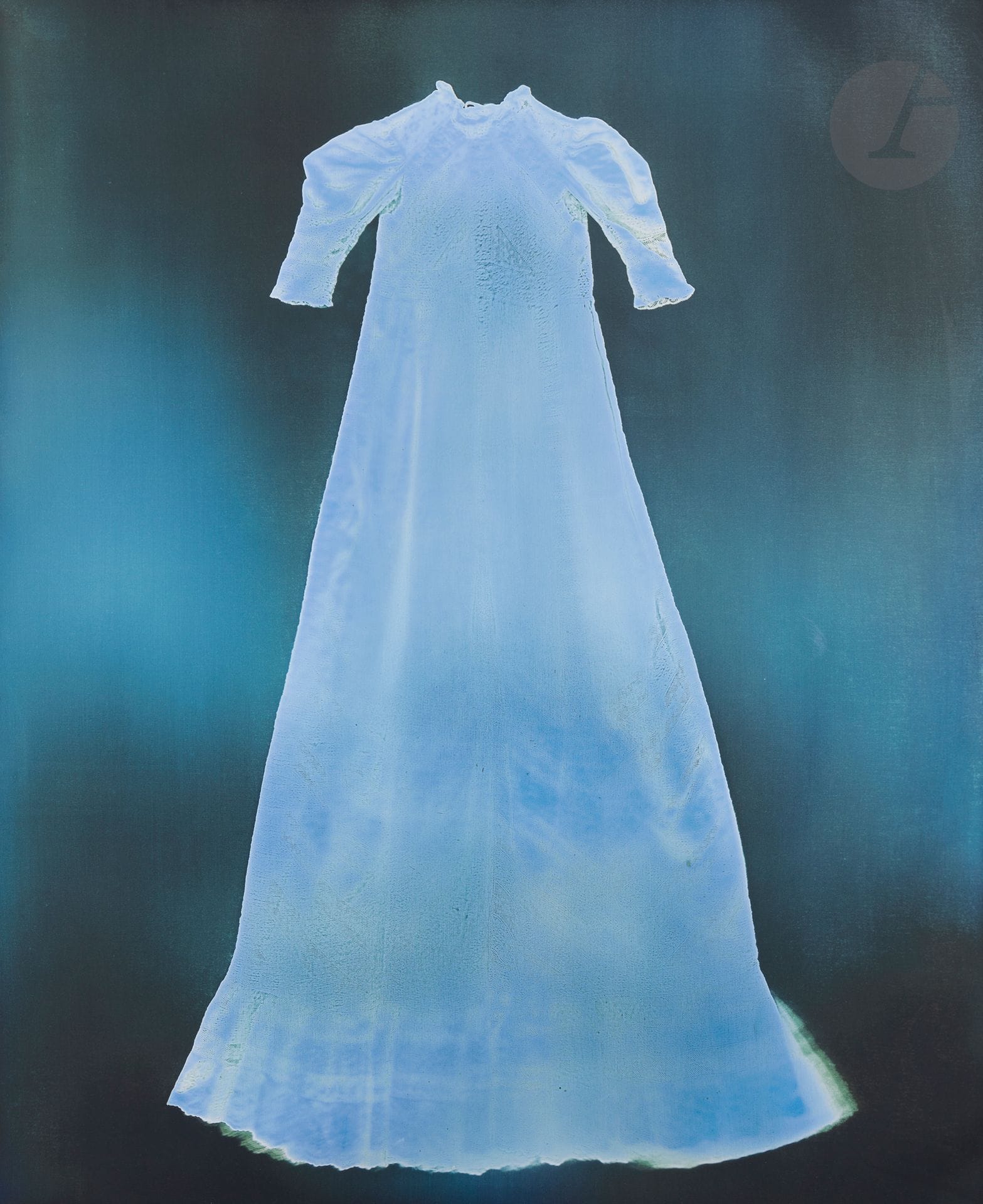 Adam Fuss (1961)
Série My Ghost, 2001 
Épreuve pigmentaire, signée et numérotée à 11 exemplaires au verso. Étiquette de la galerie Cheim & Read au verso du cadre.
136 x 111 cm - cadre

Provenance : 
Cheim & Read Gallery, New York.

Succession de Madame X, Paris - N°404 à 427