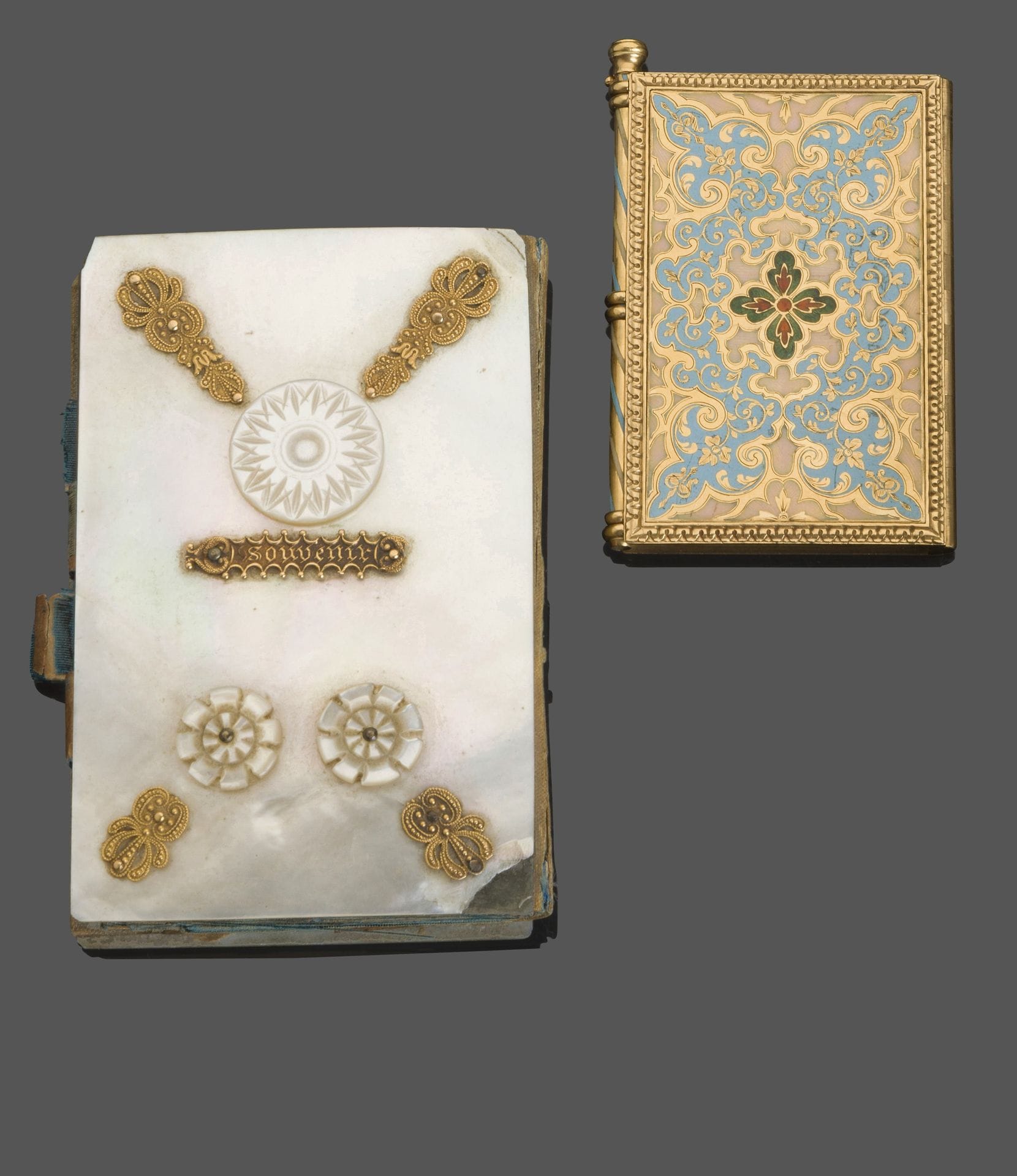 FRANCE 19th century
Small gold pouch featuring a book, the interior in blue silk, enameled with polychrome arabesques, with its gold pencil (lead missing). 
Gross weight: 67g - length: 6.5cm - width: 4.5cm
A mother-of-pearl writing pad and pencil, marked "Souvenir". Numerous accidents.
Height: 9.2cm - Width: 5.9cm