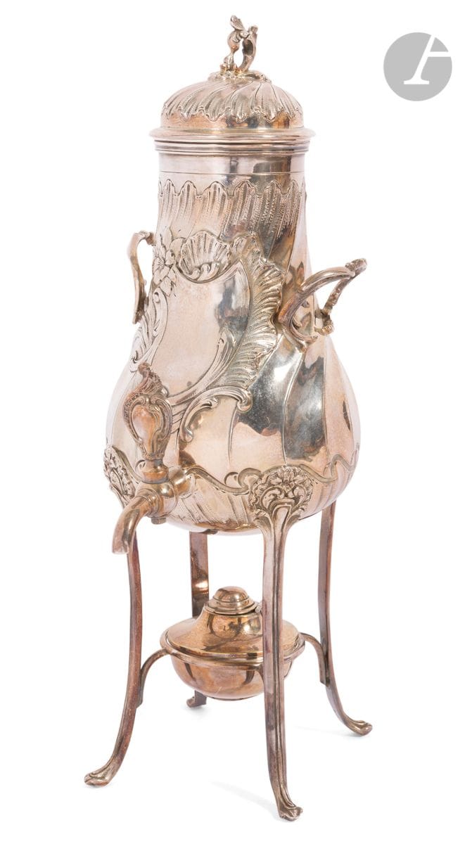 ATTRIBUTED TO FRANCE 19th century
Silver-plated tea fountain with twisted ribs and drapery motifs, with two handles and four console feet. Complete with burner.
Height: 42cm
Condition: good condition of the silver plating