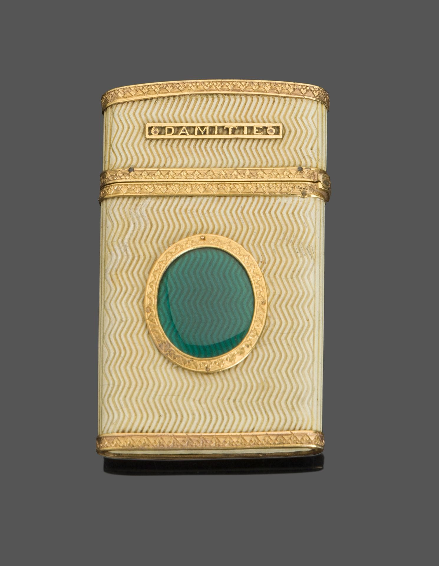 FRANCE MILIEU DU XVIIIe siècle
Étui à tablettes en or guilloché de lignes brisées en rappel dans un médaillon central émaillé vert cerclé d’or ciselé, comme le revers encadrant une miniature polychrome figurant un portrait de femme. Mention sur le couvercle ouvrant à charnière«SOUVENIR D’AMITIé». Complet de ses quatre tablettes reliées par un rivet en or et de son crayon.
Poids brut: 44g - hauteur: 8,6cm
Aucun poinçon de provenance
État: quelques fêles à l’émail