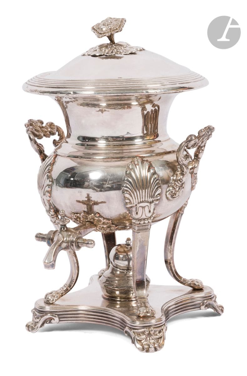 FRANCE Première MOITIÉ DU XIXe siècle
Bouilloire en cuivre doublé, réargenté, complète de son brûleur (manque le couvercle), de style Restauration à attaches quadripodes de larges palmettes.
Orfèvre: seul le B est lisible, souligné du mot «doublé»
Hauteur: 34,5cm
