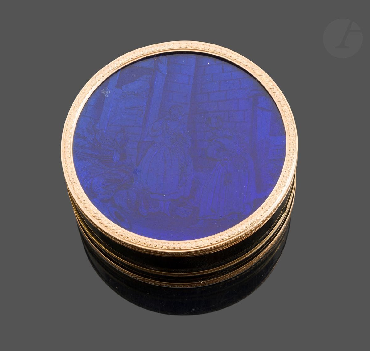 FRANCE XVIIIe siècle
Boîte circulaire, en écaille cerclée d’or (deux cercles à refixer), ouvrant par le milieu. Le couvercle et le revers dissimulent sous deux verres bleu deux miniatures sur étain estampé, rehaussé d’or puis gouaché (accident) de scènes de genre, à la manière de Compigné.
Poids brut: 128g - diamètre: 8cm
Aucun poinçon de provenance