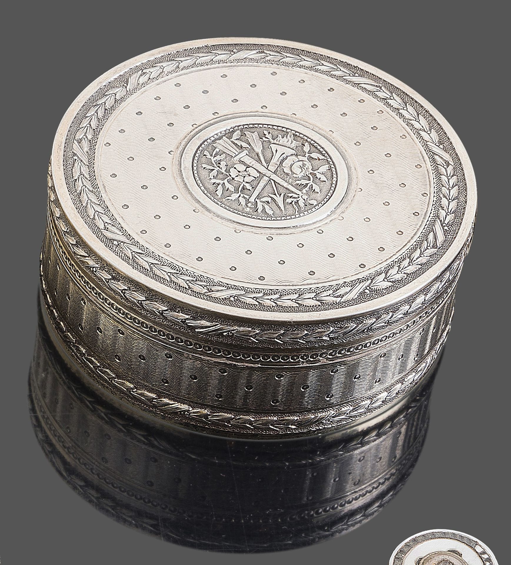 FRANCE XIXe siècle
À l’imitation des étuis à cire et des tabatières en argent de la fin du XVIIIe siècle:
- tabatière circulaire, l’intérieur en vermeil, 
Poids: 100g - diamètre: 13,5cm - hauteur: 2,9cm
Poinçonnée au sanglier
- étui à cire de forme oblongue ouvrant aux deux extrémités, le talon amovible gravé d’une armoirie.
Poinçon minerve
Orfèvre: BOIN TABURET, poinçon losangique et en toutes lettres
Poids: 84g - longueur: 13,5cm