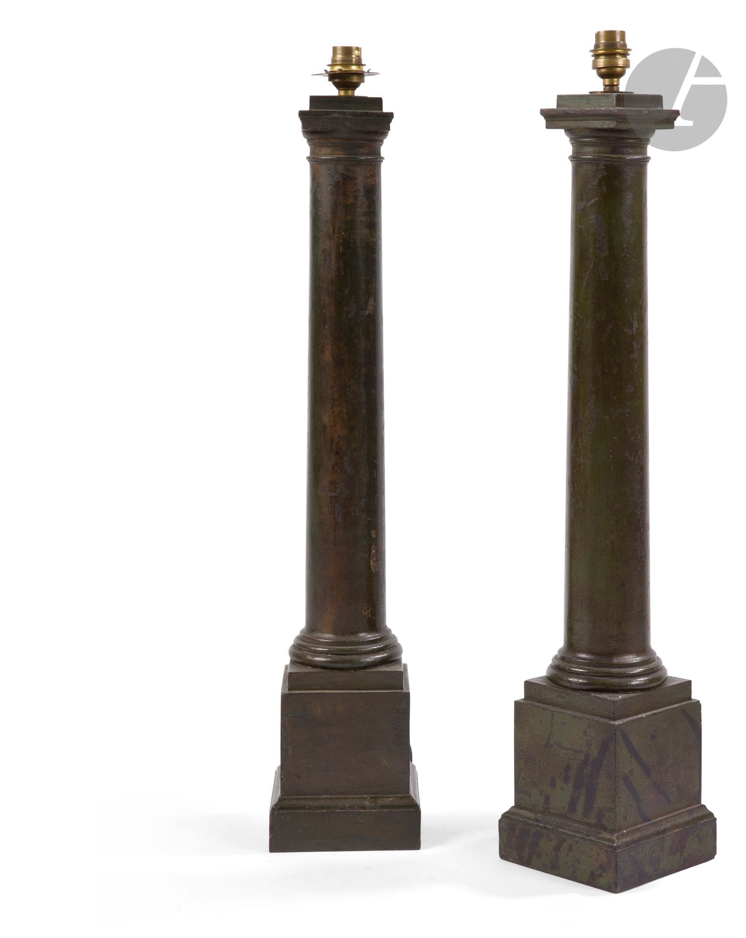 Pair of cast-iron lampstands with green patina, in the form of columns resting on a quadrangular base; (accidents and wear; missing, two holes halfway up each column).
19th century.
H : 65 cm