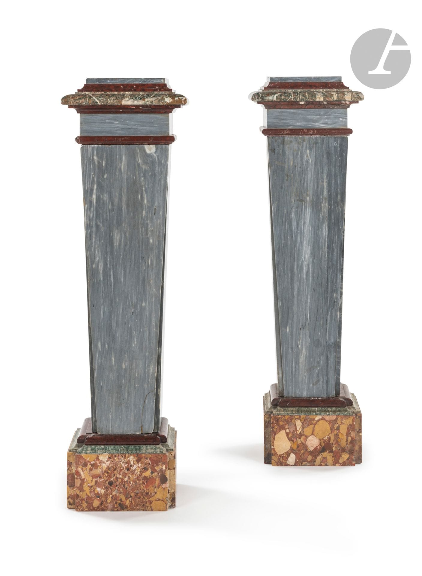 Paire de gaines en marbres bleu Turquin, rouge Griotte, campan et brèche d'Alep, à décor mouluré ; (accidents et manques).
XIXe siècle.
H. 131 cm, L. 37 cm, P. 31 cm