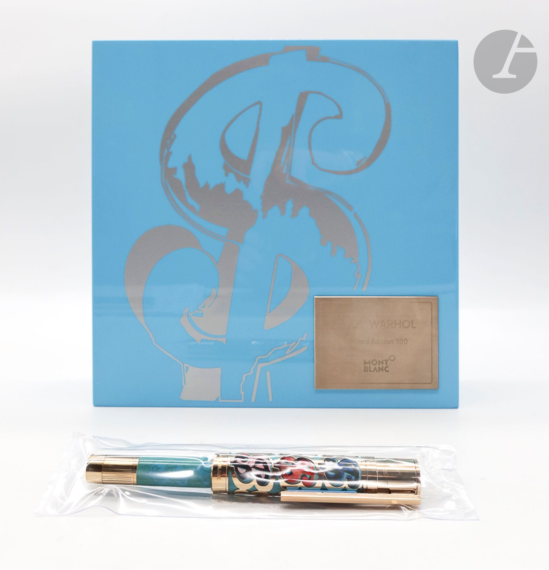 Andy Warhol 100 :
Célébrez la fusion de l'art et de l'écriture avec le stylo plume Andy Warhol Montblanc 2015 Great Characters Limited Edition, un hommage sophistiqué à l'une des figures les plus emblématiques de l'histoire du pop art. 
Cet instrument d'écriture exquis, limité à seulement 100 exemplaires (numéro 57), rend hommage à la vision révolutionnaire et à l'héritage artistique d'Andy Warhol. 
Au cœur du design de ce stylo se trouve l'influent dessin « Dollar Sign » de Warhol, qui s'enroule autour du capuchon dans un affichage dynamique. 
Le design est encore amélioré par une superposition argentée contrastante, ajoutant de la profondeur et de la vivacité qui capture l'essence du génie pop art de Warhol. 
Le corps du stylo est conçu à la perfection, offrant non seulement une toile pour l'art de Warhol mais également un instrument d'écriture confortable et équilibré. 
La plume en or 18 carats.  Remplissage par piston.
Le stylo est encore scellé dans son étui plastique.
Dans son coffret avec ses papiers et sa sur-boite et la protection blanche.