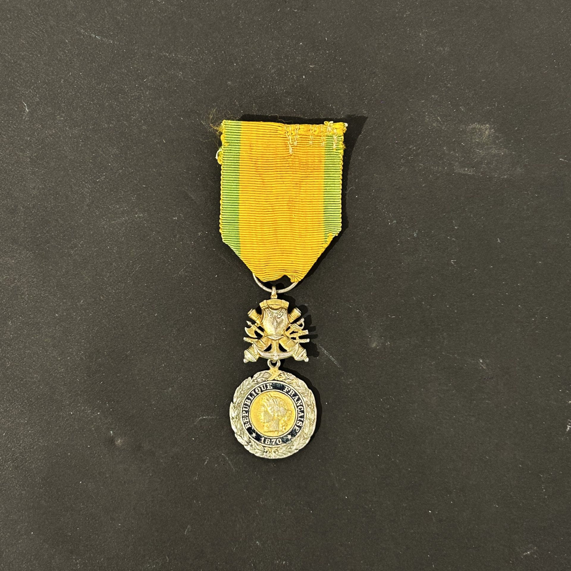 FRANCE
3rd Republic period military medal with two-sided trophy with barrels, silver, vermeil and enamel (as is).
Boar's head hallmark, ribbon.
50 x 27 mm