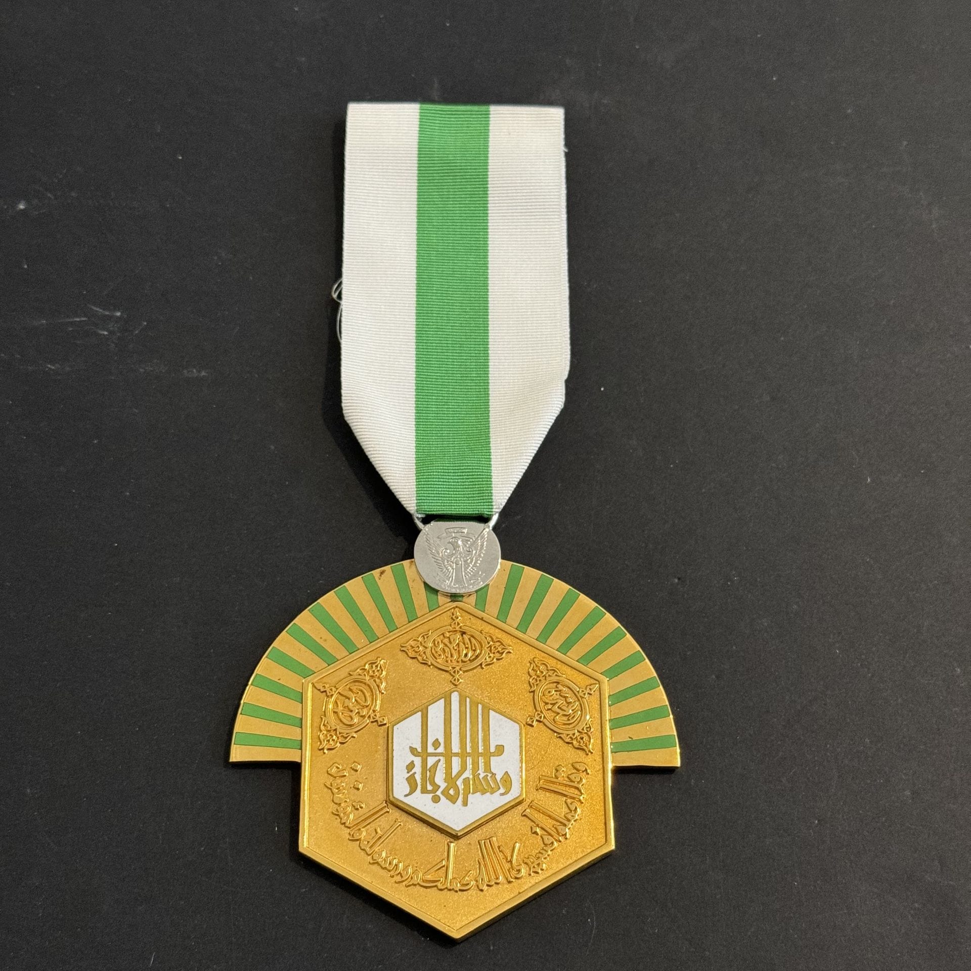SOUDAN
ORDRE DE L’ACCOMPLISSEMENT CIVIL
Grand insigne en bronze doré, argenté et émaillé. Ruban.
Dans son écrin de la maison Spink & Son.
93 x 95 mm
SUP.
