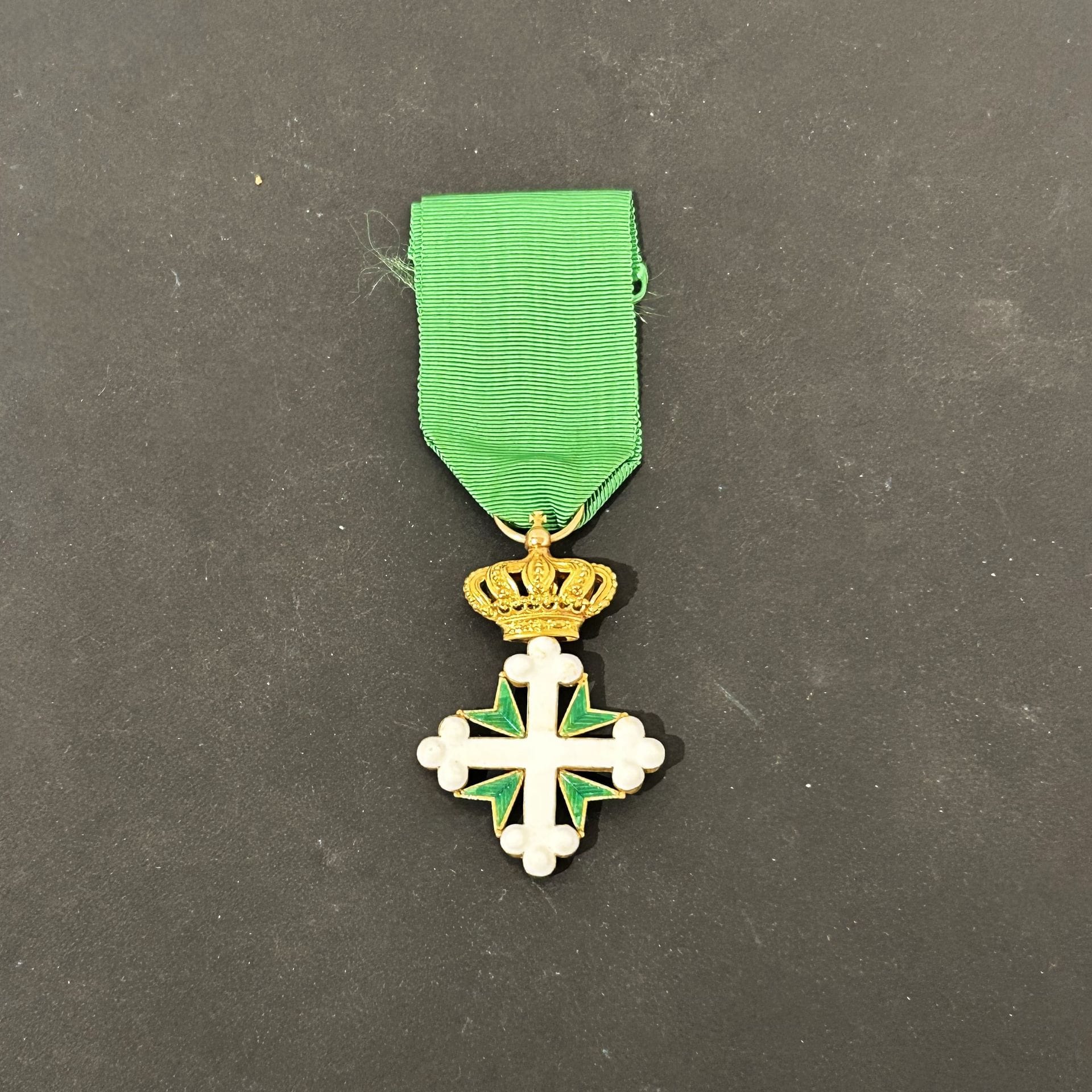 ITALIE
ORDRE DE SAINT MAURICE ET LAZARE
Étoile de chevalier, sous couronne, en or et émail (infimes éclats). Ruban postérieur.
43 mm - Poids brut : 10,9 g
T.T.B.

Lot vendu sur désignation, retrait disponible le vendredi 06 décembre.