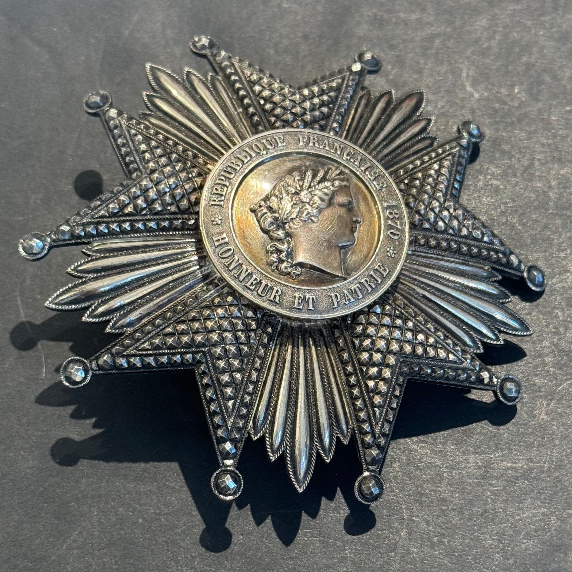 FRANCE 
ORDRE DE LA LÉGION D’HONNEUR 
Plaque de grand-croix d’époque IIIe République.
En argent, les branches à pointes de diamants, le centre en plusieurs parties. 
Revers à deux crochets et attache basculante 
Poinçon tête de sanglier. 
95 mm - Poids net : 98 g
T.T.B. à SUP.