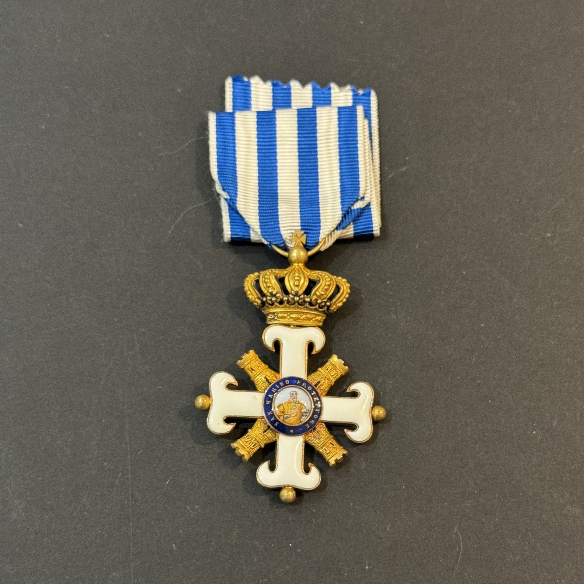 ITALIE (RÉPUBLIQUE DE SAN MARIN)
ORDRE ÉQUESTRE DE SAN MARIN
Étoile de chevalier en argent doré et émail. Ruban postérieur.
67 x 46 mm - Poids brut : 16 g
T.T.B. à SUP.