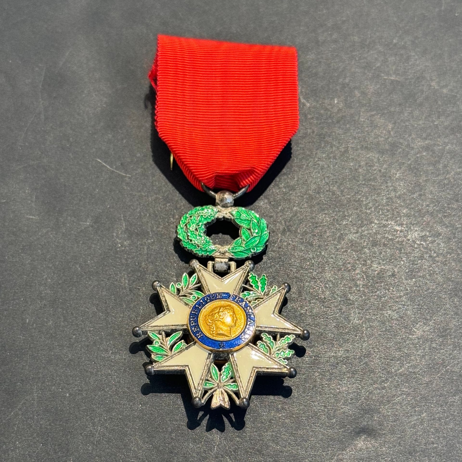 FRANCE 
ORDRE DE LA LÉGION D’HONNEUR 
- étoile de chevalier d’époque IIIe République. 
Argent, or et émail (éclats). Dans un écrin de la Maison Aucoc. 
- étoile de chevalier d’époque Ve République. 
Métal argenté, doré. Dans un écrin. Rubans. 
T.T.B.