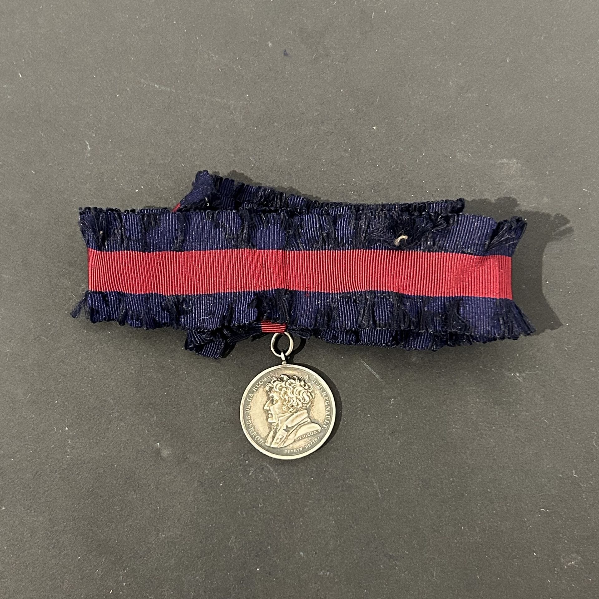FRANCE.
JEAN-BAPTISTE REGNAULT 
Rare portable silver medal. 
Obverse "HOMMAGE DE LA RECONN. A J.B. REGNAULT", in Regnault's profile, signed "N. TIOLIER F" and "GUERIN DELIN".
Reverse with handshake marked "SOUVENIR DE LA JEUNESSE ET DES ARTS" and "PACTE D'UNION ETERNELLE ENTRE LES DAMES ELEVES DE J.B REGNAULT PEINTRE Mbre DE L'INSTITUT ET CHEV DE L'EMPIRE. 1812 ". 
30 mm - Net weight: 14 g
Attributed on the edge to "P. Agathe Bataillard née Wusse Chevalière Fondatrice".
Mounted on a heavily worn British-style ribbon. 
T.B. to T.T.B. 

Related work: One example, non-portable, cited in "Trésors de numismatique et de glyptique" (1840).