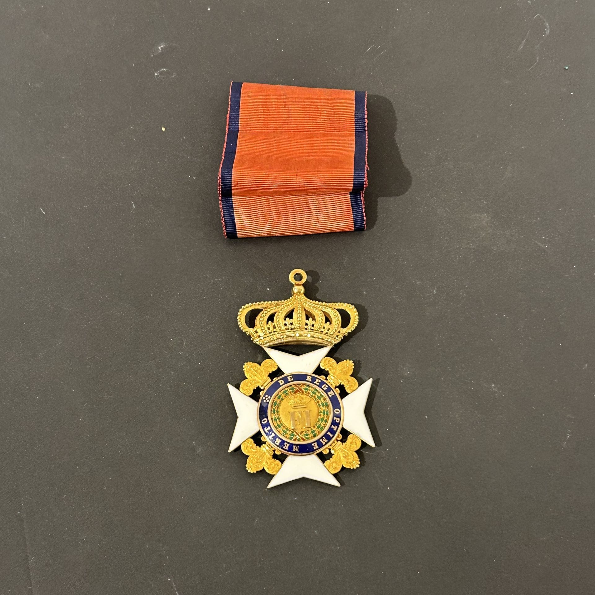ITALIE (ROYAUME DE NAPLES)
ORDRE ROYAL DE FRANCOIS Ier
Croix de commandeur en or et émail (petits éclats). 
Avant 1838.
Présentée avec une cravate ancienne, sans passant.
87 x 60 mm - Poids brut : 48 g
T.T.B.
