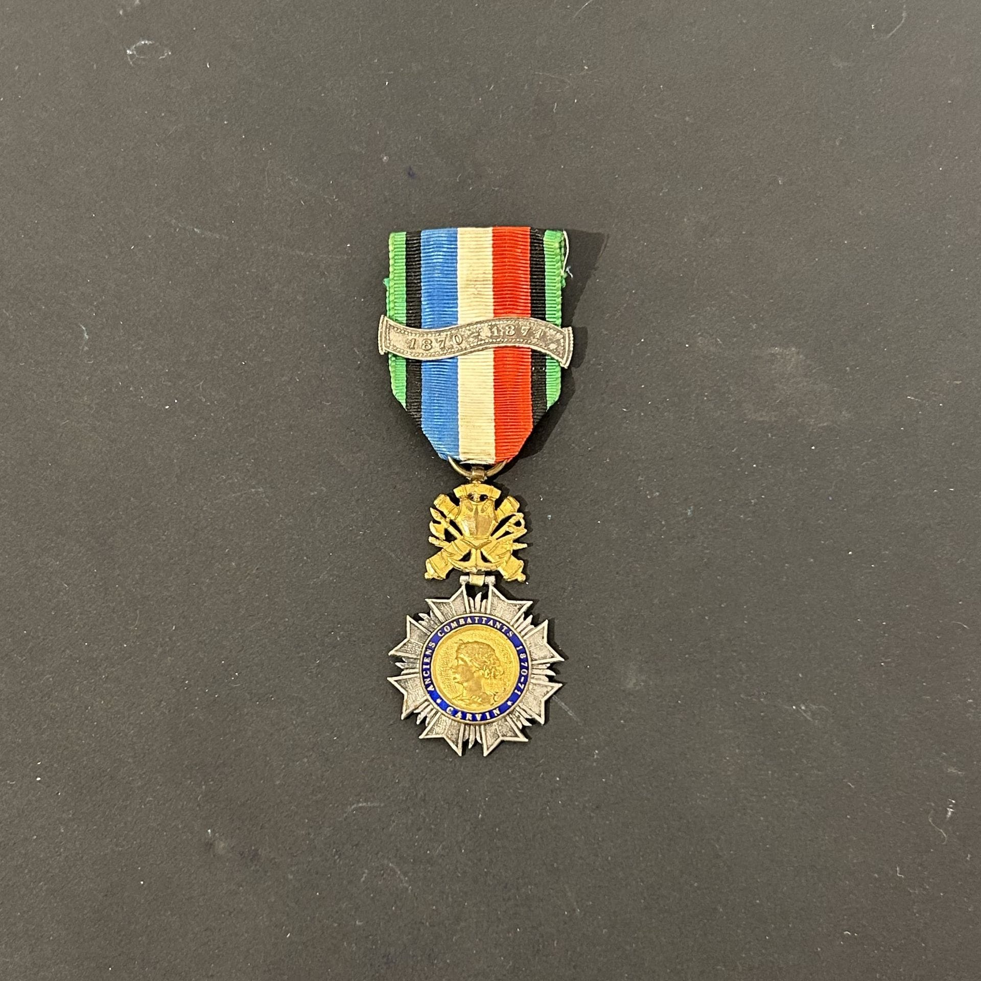 FRANCE
Rare Carvin veterans' medal.
Gilt, silver-plated and enameled metal. Ribbon (not to model) with silver-plated "1870-1871" clasps.
56 x 32 mm
T.T.B.