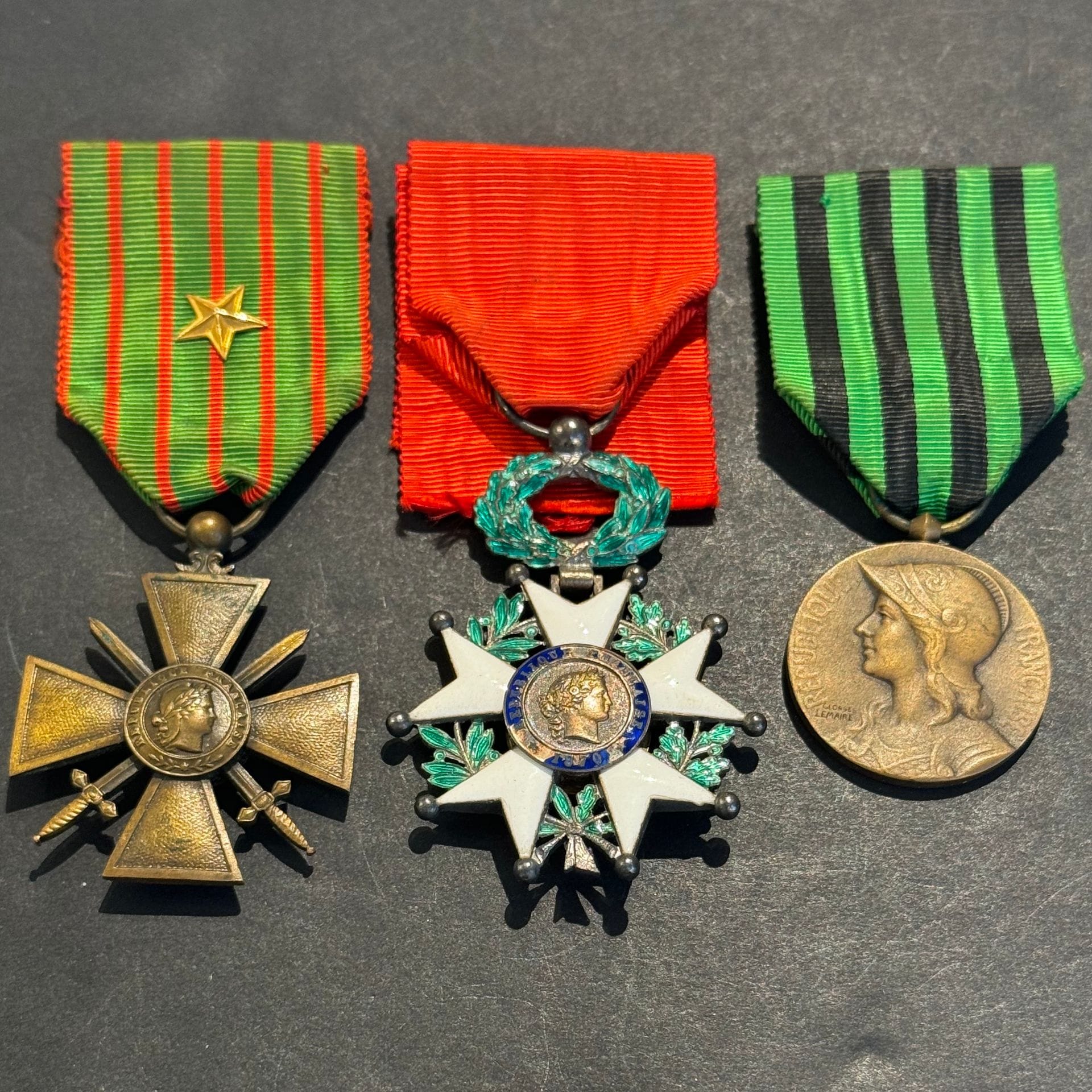 FRANCE 
Ensemble de quatre ordres et médailles : 
- étoile de chevalier de la Légion d’honneur IIIe République. Argent, vermeil et émail. B. 
- miniature d’étoile de chevalier de la Légion d’honneur IIIe République. Argent or et émail. Dans un petit écrin violoné. 
- médaille commémorative de la guerre de 1870 en bronze de petit module. Ruban. 
- croix de guerre 1914-1916. En bronze. Ruban à une étoile dorée.