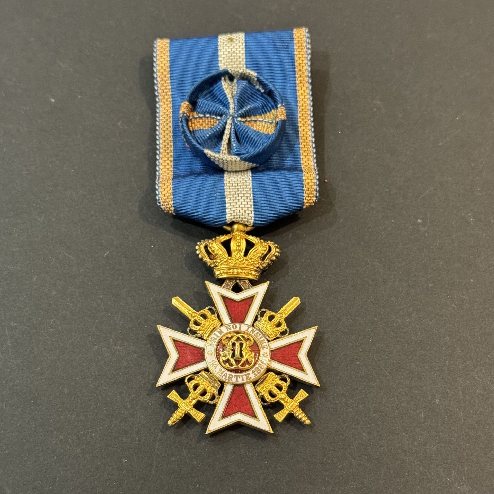 ROUMANIE
ORDRE DE LA COURONNE DE ROUMANIE
Étoile d’officier du 2e type à titre militaire.
En métal doré et émail. Ruban à rosette monté à crochet.
56 x 39 mm
Dans son écrin de la Monetaria Nationala au chiffre du Roi Michel, marqué de la classe.