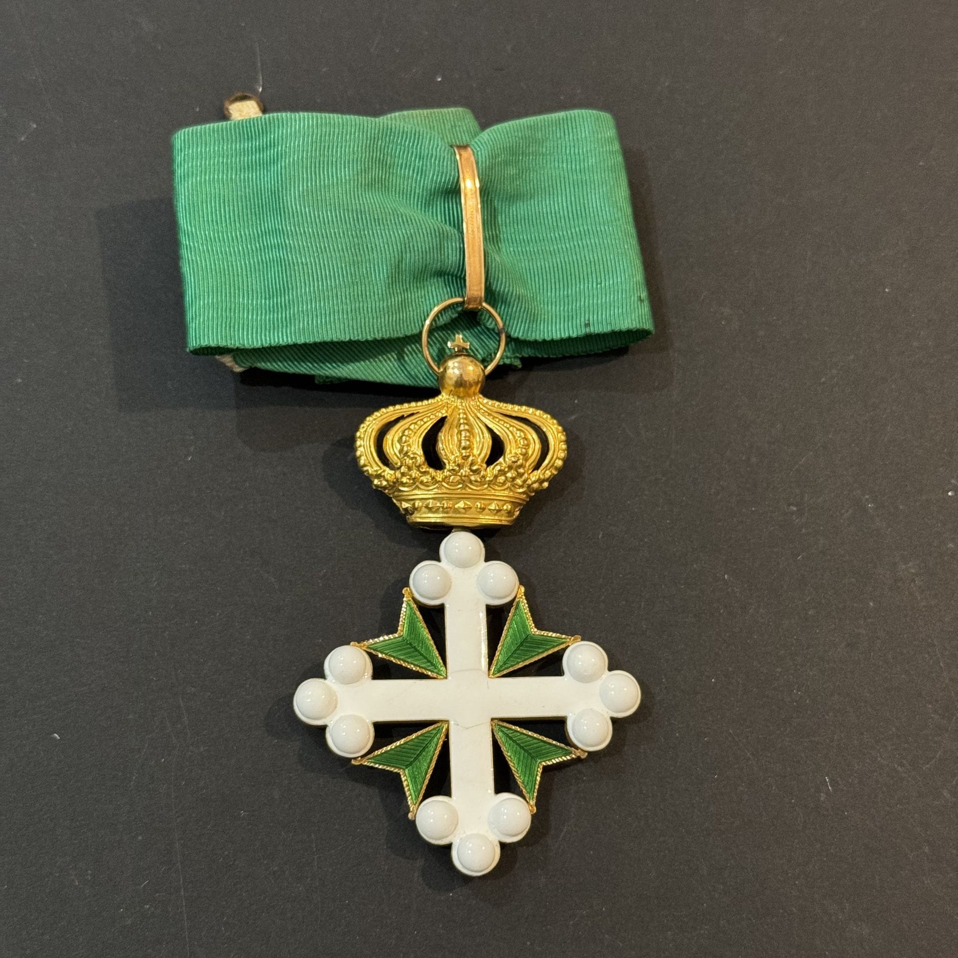 ITALIE
ORDRE DE SAINT MAURICE ET LAZARE
Belle croix de commandeur en or et émail (petits cheveux), sous couronne. Courte cravate avec attache.
84 x 53 mm - Poids brut : 16,6 g
T.T.B.
Dans un écrin au chiffre du roi Victor Emmanuel, marqué dans le couvercle Unione Militare Roma.

Lot vendu sur désignation, retrait disponible le vendredi 06 décembre.