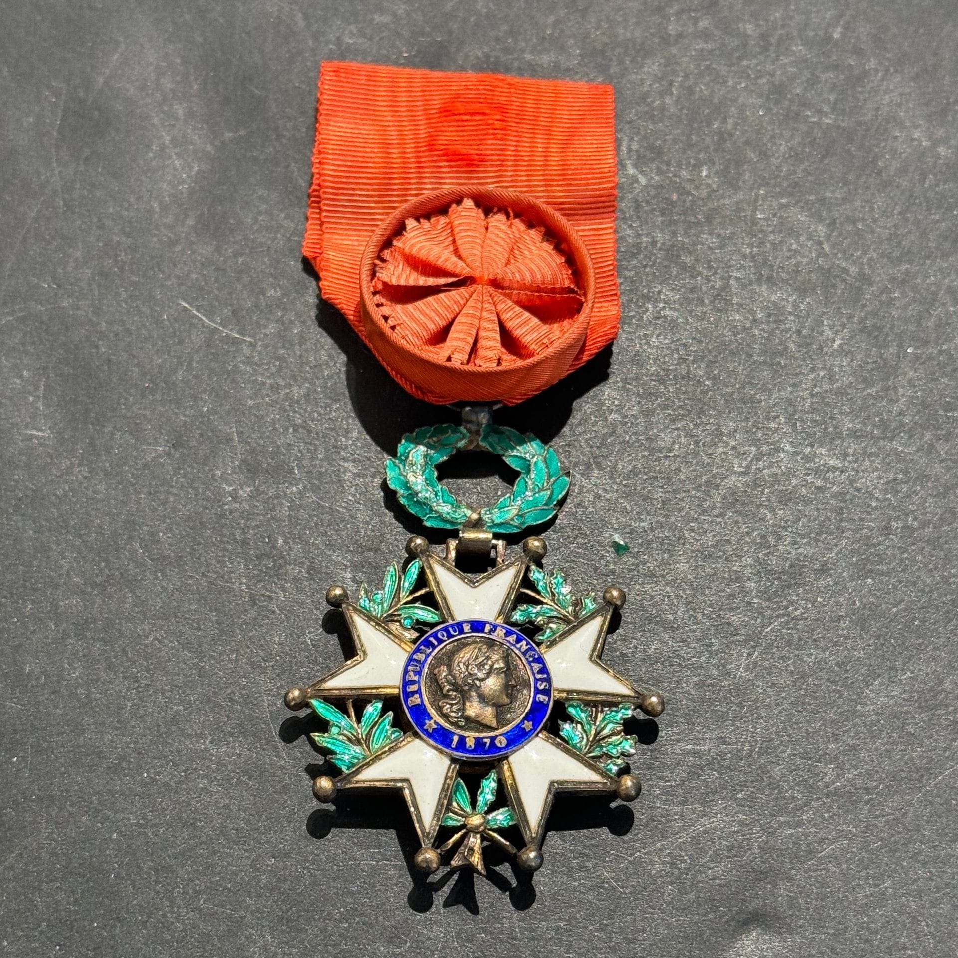 FRANCE.
ORDRE DE LA LÉGION D’HONNEUR.
Étoile d’officier modèle d’époque IIIe République, à filets.
En vermeil et émail (infime éclat). Poinçon tête de sanglier. Ruban à rosette.
59 x 37 mm - Poids brut : 23 g
T.T.B.
Dans un écrin.