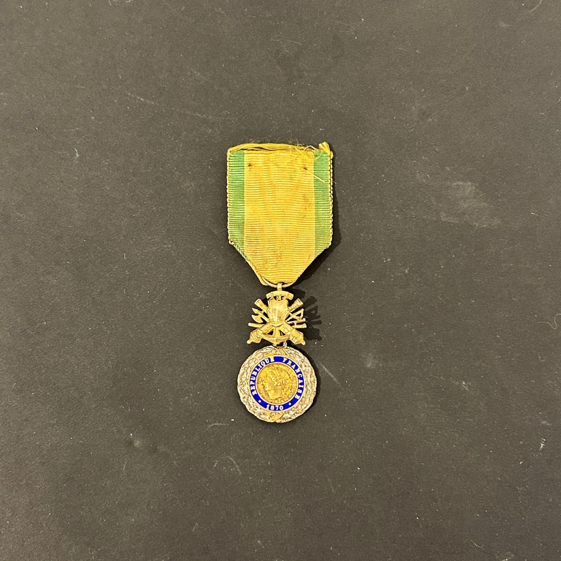 FRANCE
Médaille militaire d’époque 3e République à trophée biface à la cuirasse en argent, vermeil et émail (petits défauts).
Poinçon tête de sanglier, ruban.
42 x 27 mm