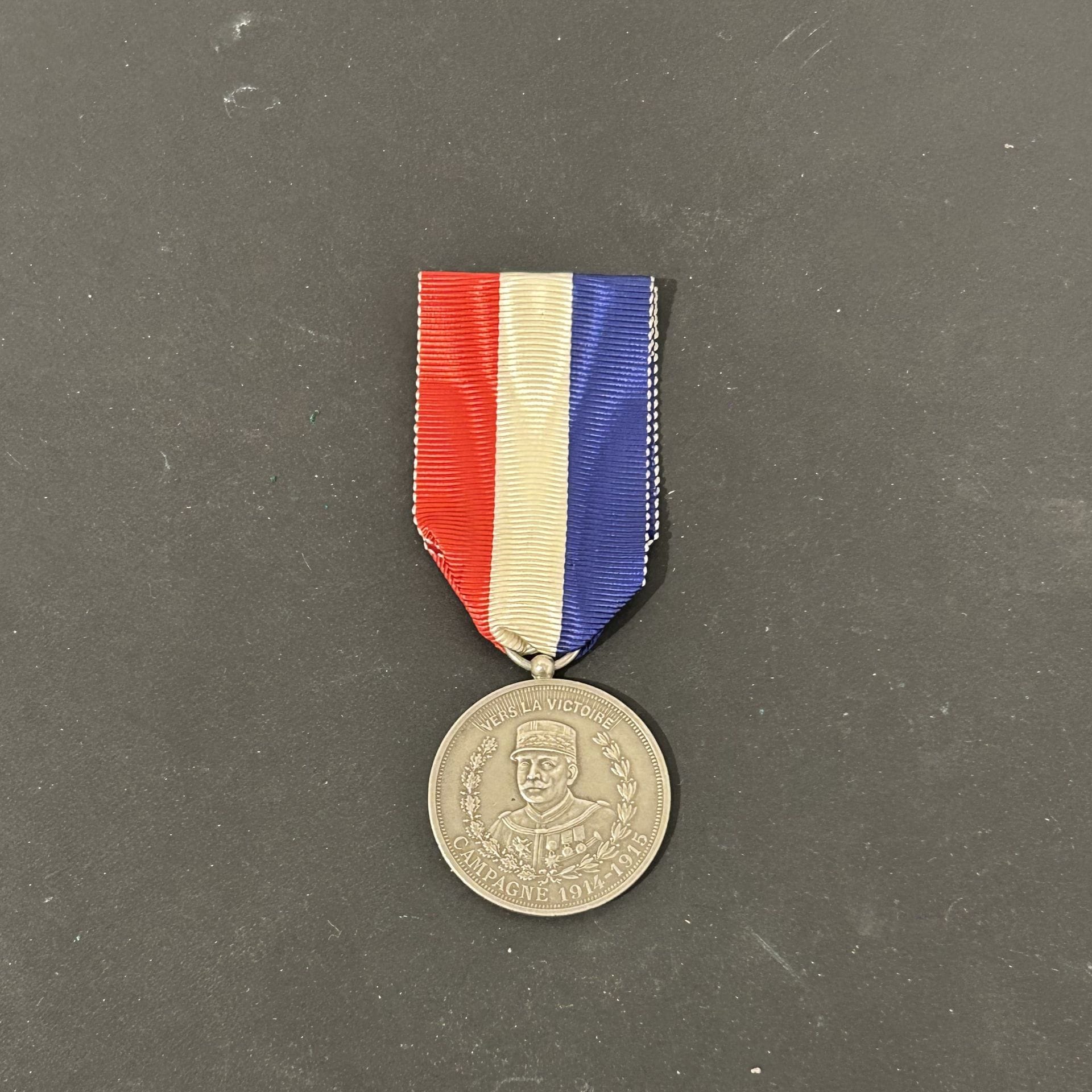 FRANCE 
"Towards Victory Campaign 1914-1915. I offer this mascot to the valiant soldier". 
Portable medal in silver-plated bronze, hallmarked on the edge. 
Ball-shaped hanger. Tricolor ribbon. 
35 mm
T.T.B. to SUP.