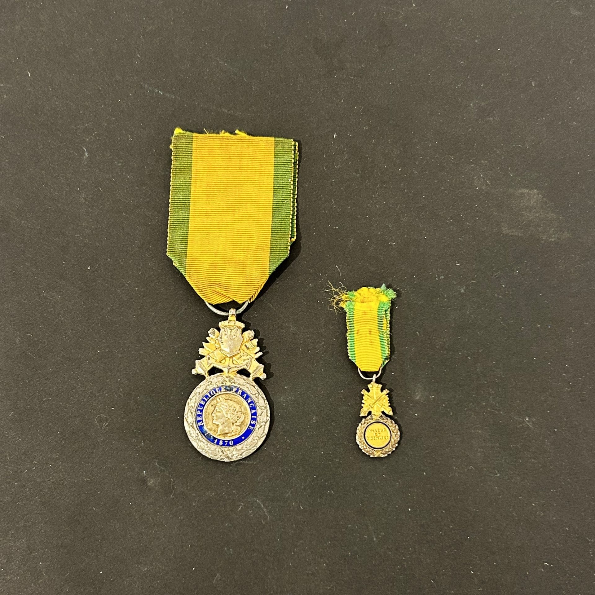 FRANCE
Médaille militaire de fabrication monobloc.
En argent, vermeil et émail (restes), revers du centre signé Barre.
45 x 24 mm
B.
On y joint une miniature de fabrication monobloc en T.T.B.